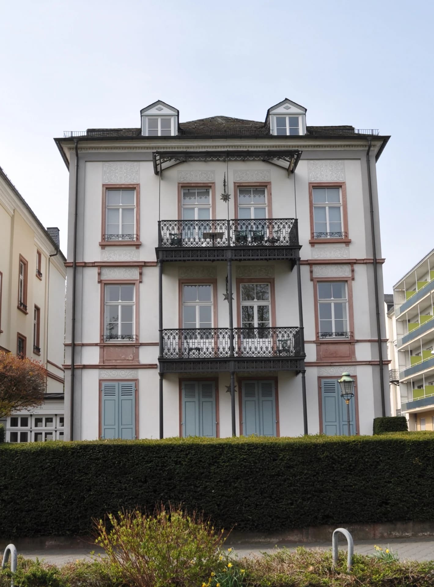 Villa hinter hoher Hecke an der Kaiser-Friedrich-Promenade in Bad Homburg