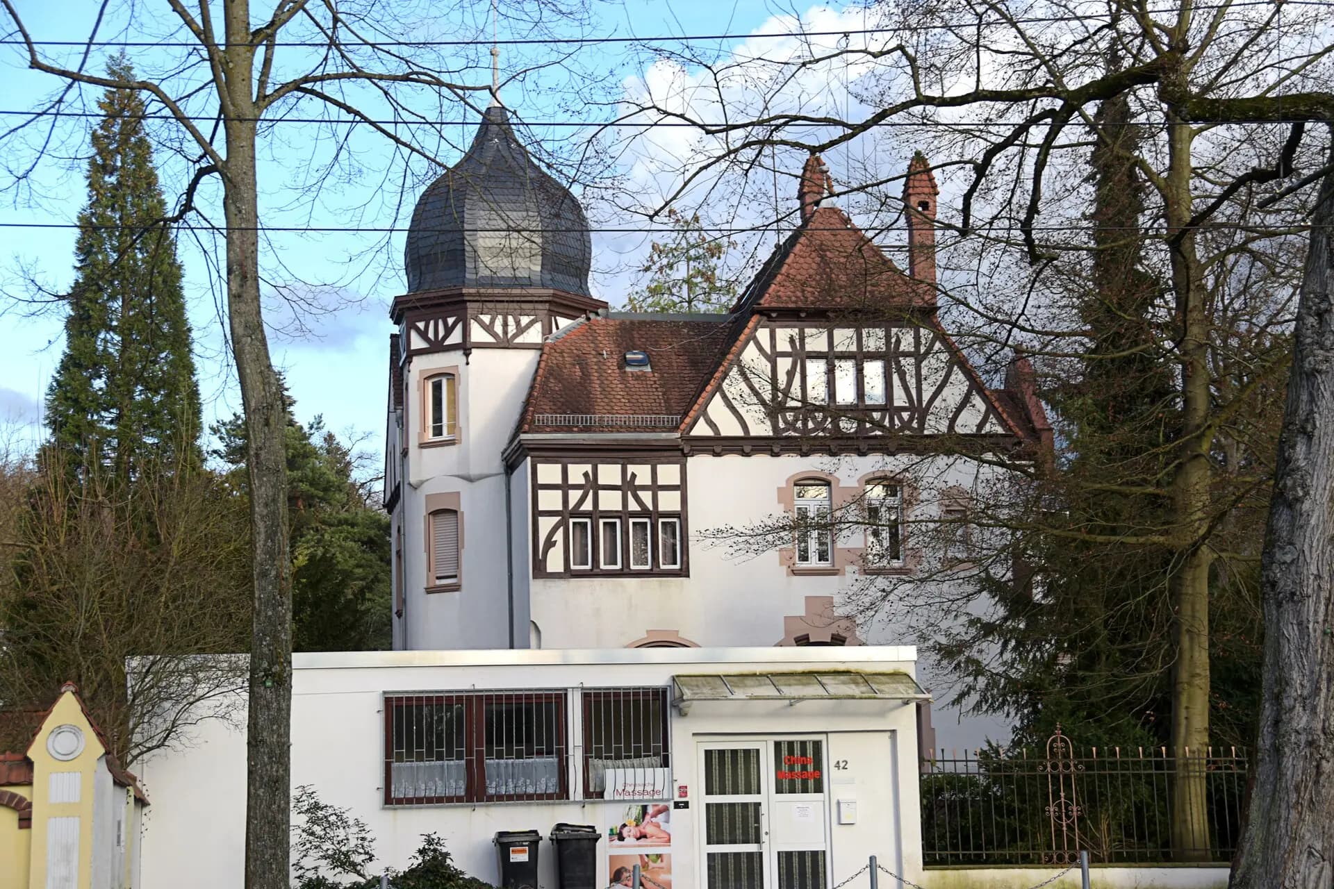 Villa mit Turmaufsatz an der Heidelberger Landstraße in Darmstadt-Eberstadt