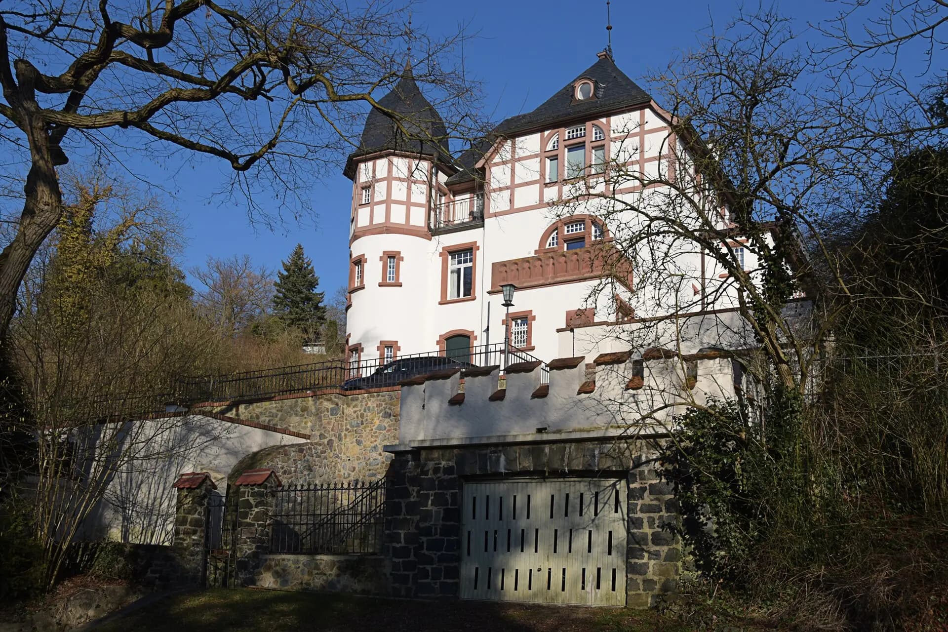 Villa mit Turm oberhalb der Mühltalstraße in Darmstadt-Eberstadt