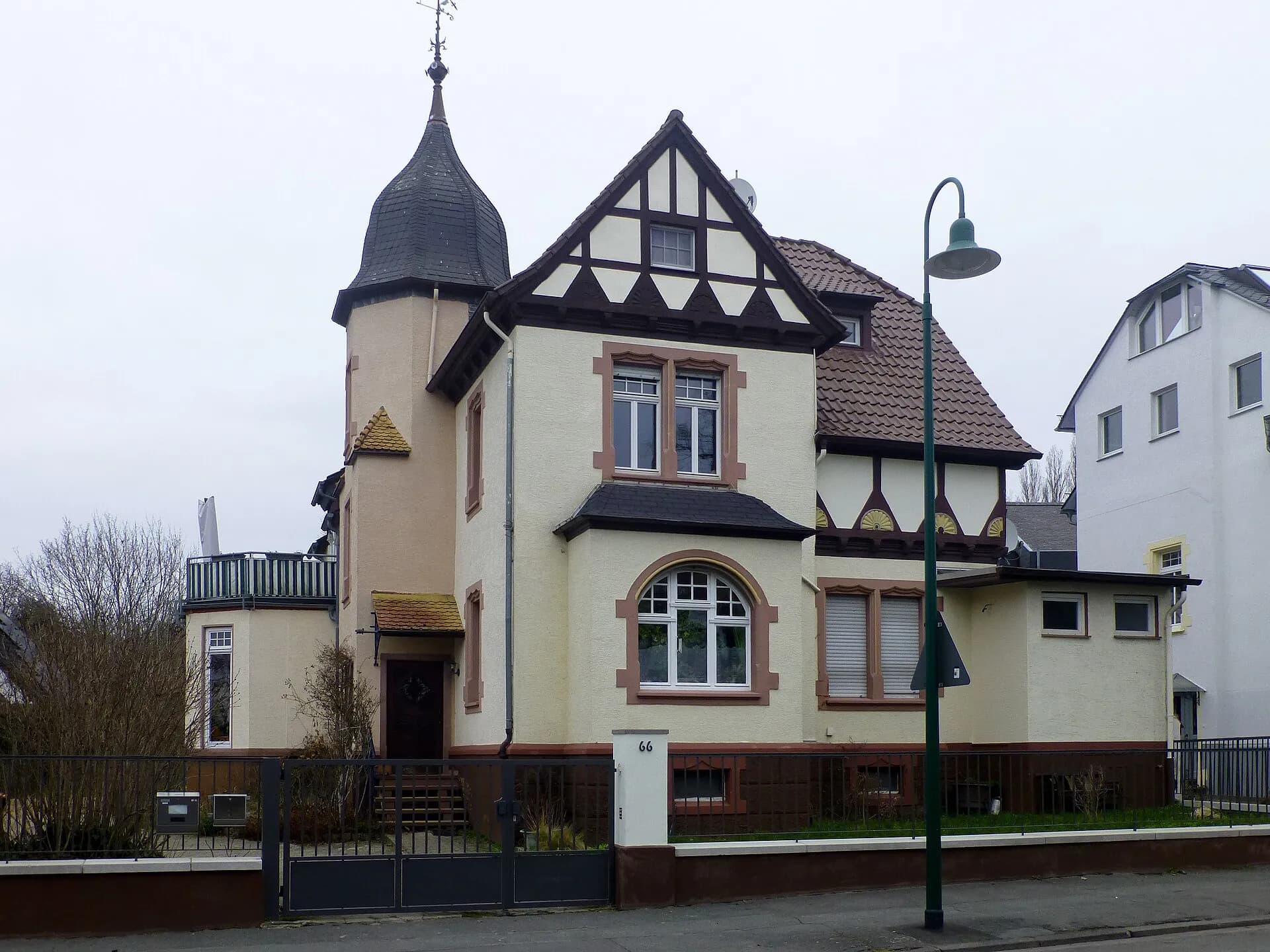Villa mit Ecktürmchen in der Mühltalstraße in Darmstadt-Eberstadt