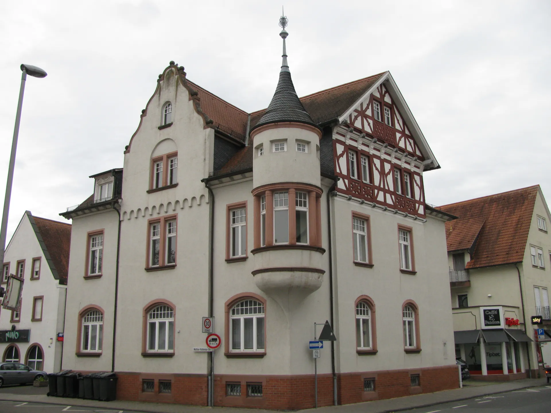 Villa mit Eckturm in der Walther-Rathenau-Straße in Groß-Gerau