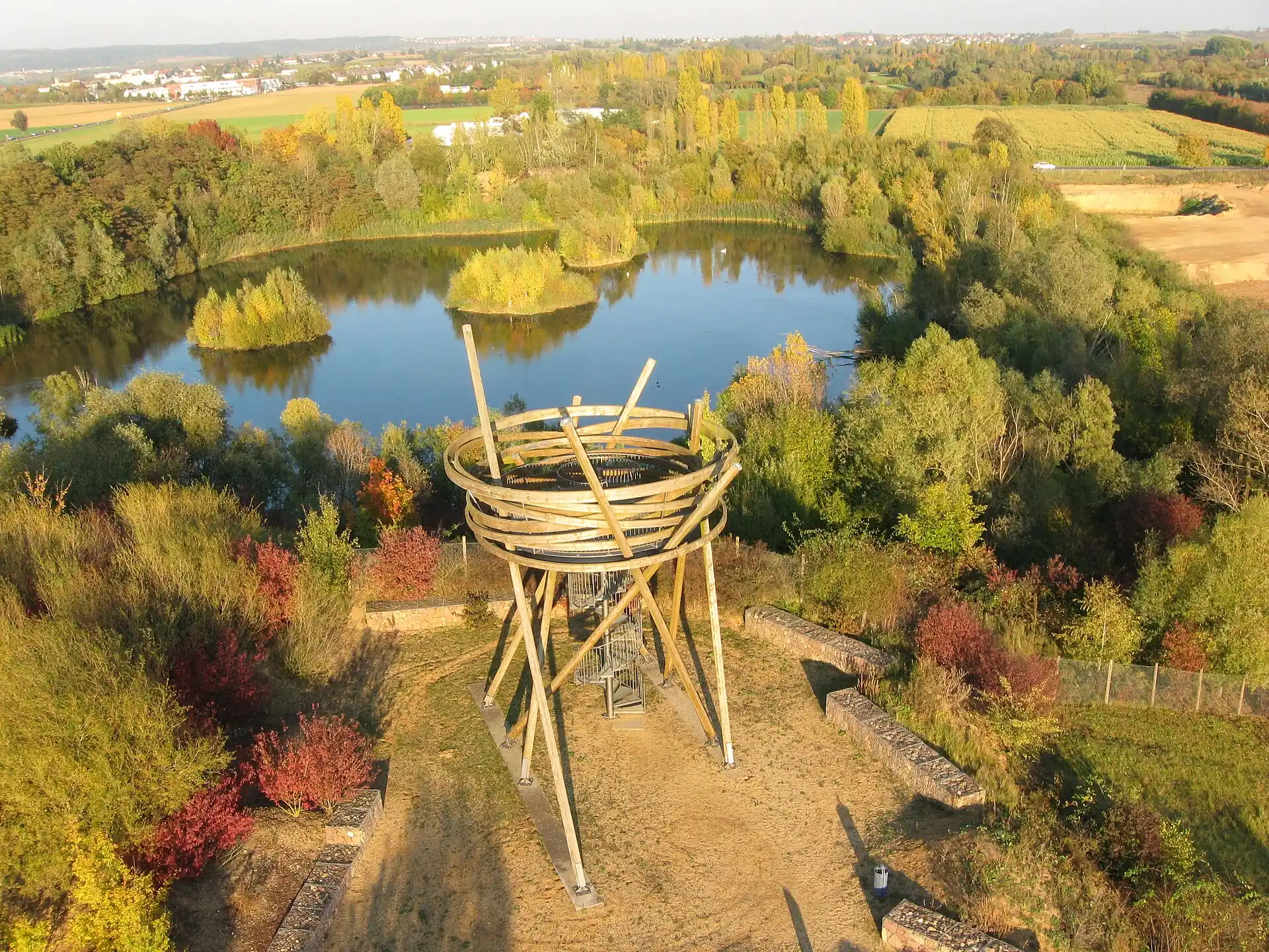 Luftbild der Aussichtskanzel Vogelnest am Silbersee bei Hochheim am Main