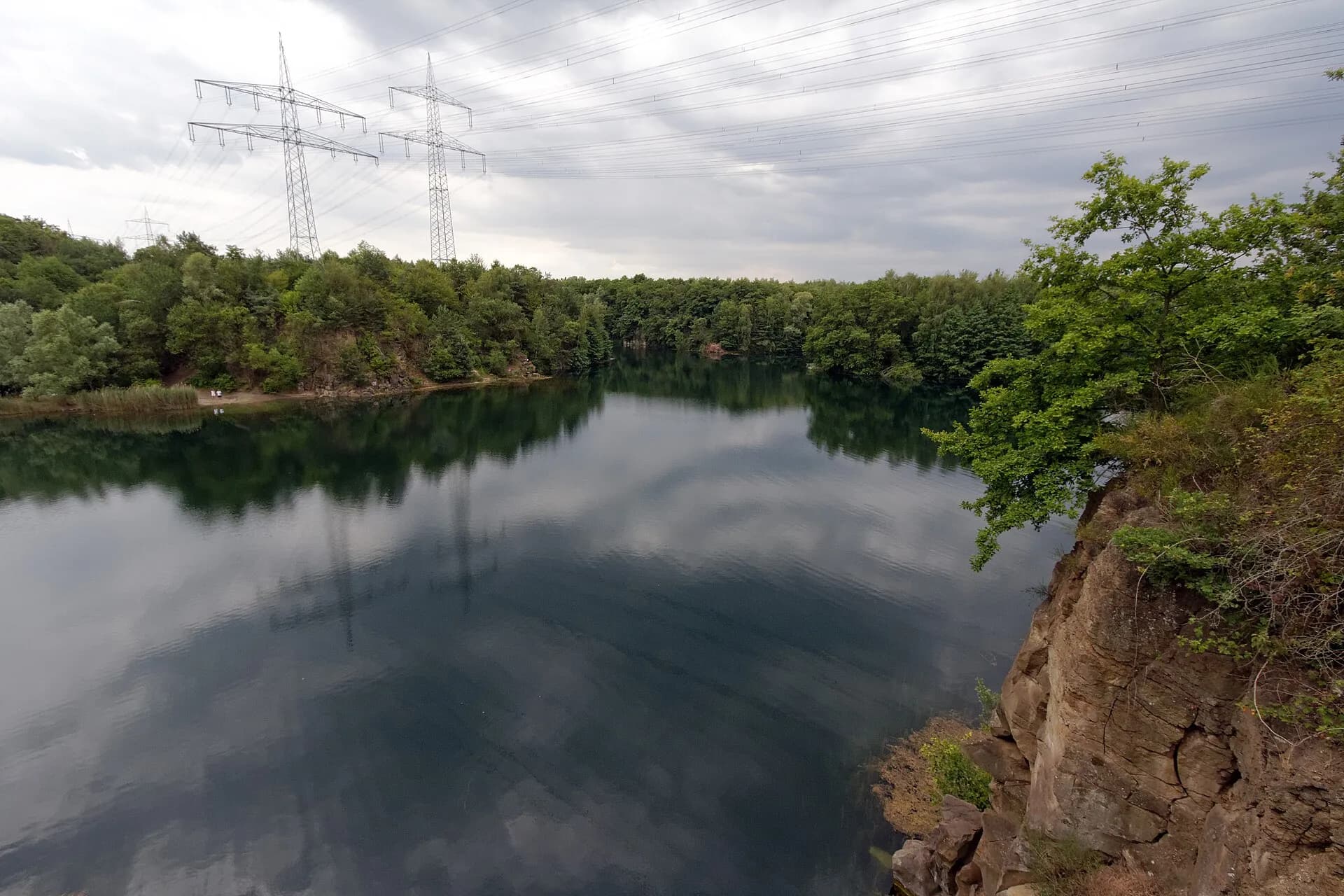 Basaltkante über dem Vogelsberger See in Dietesheim in Mühlheim am Main