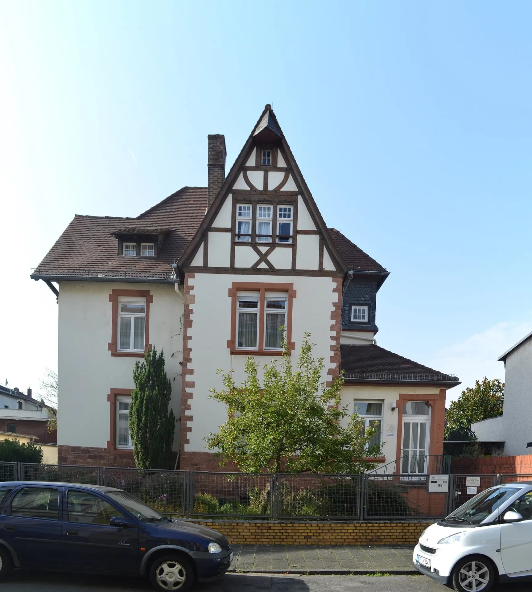 Villa mit Fachwerkgiebel an der Von-Behring-Straße in Offenbach-Bürgel