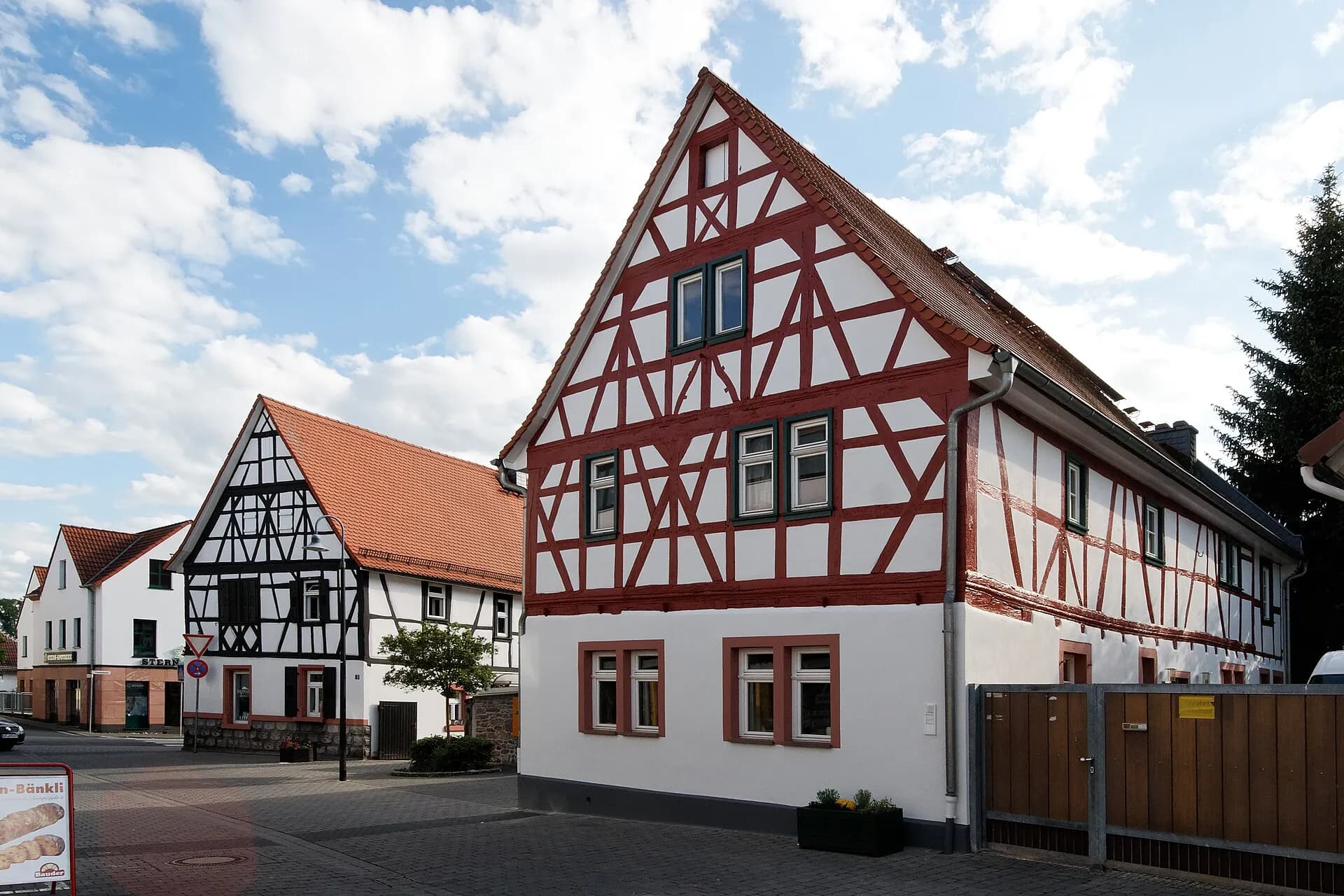 Straßenzug mit Fachwerkhäusern an der Vordergasse in Rodgau-Jügesheim