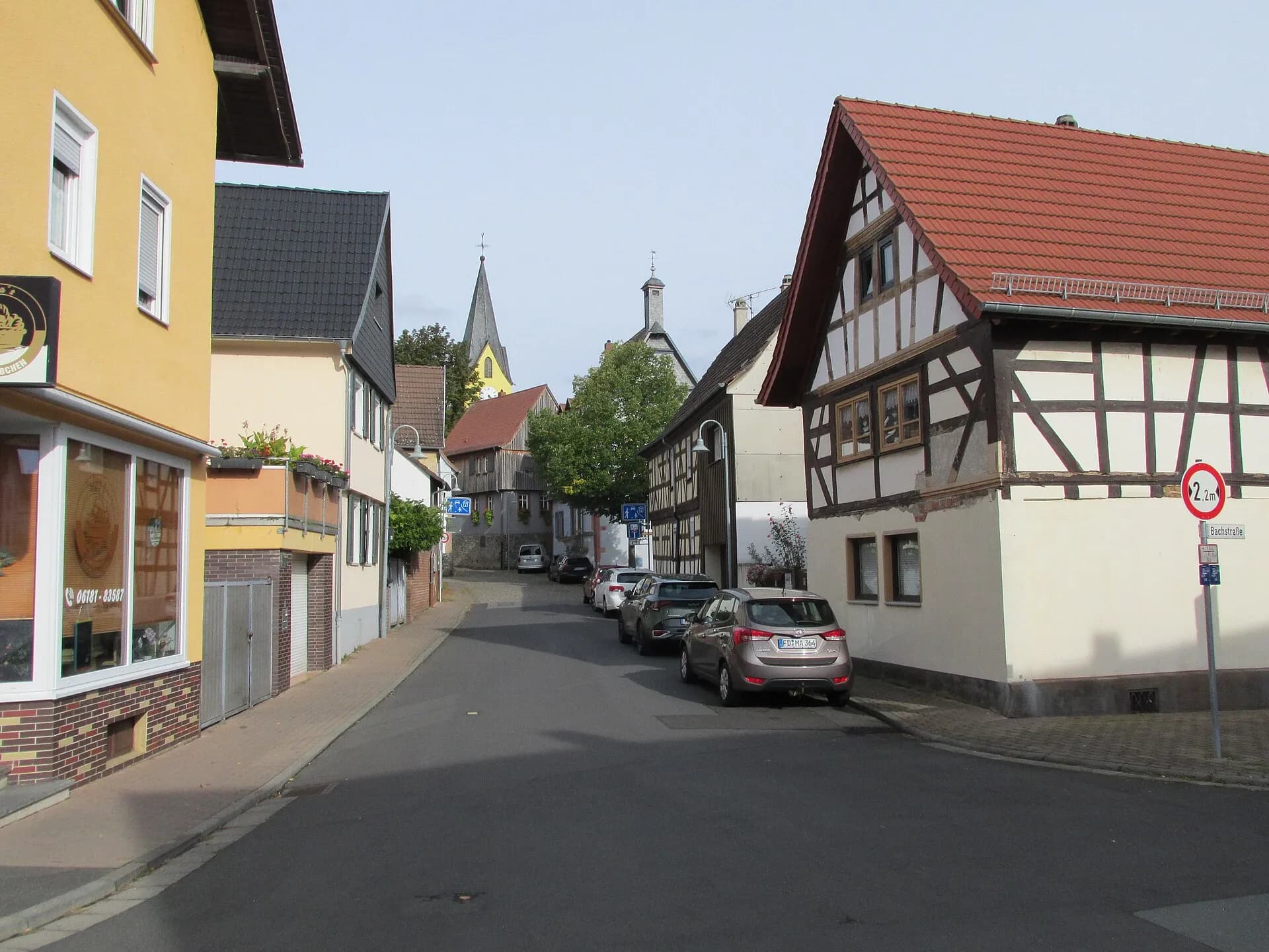Straßenzug Alt Wachenbuchen mit Blick auf den Kirchturm in Maintal-Wachenbuchen