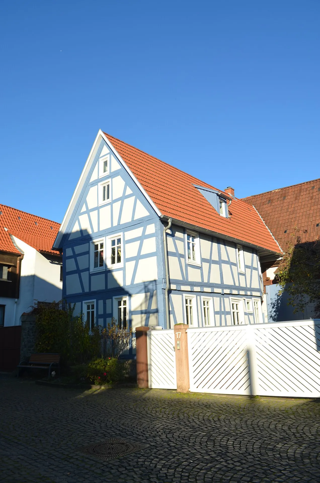 Blau gefasstes Fachwerkhaus Erbsenstraße 17 in Maintal-Wachenbuchen