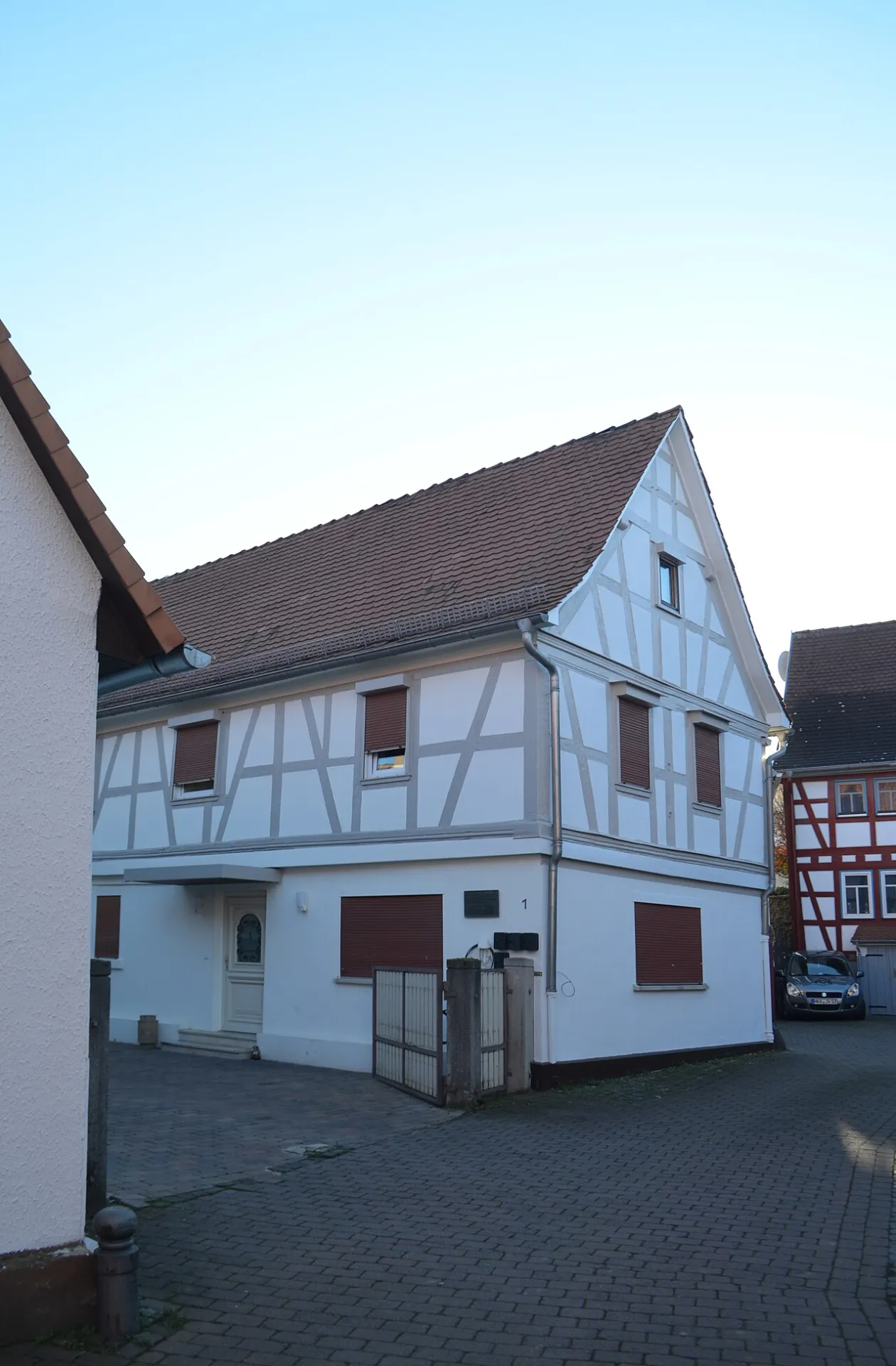 Weiß gefasstes Fachwerkhaus Geibelseck 1 in Maintal-Wachenbuchen
