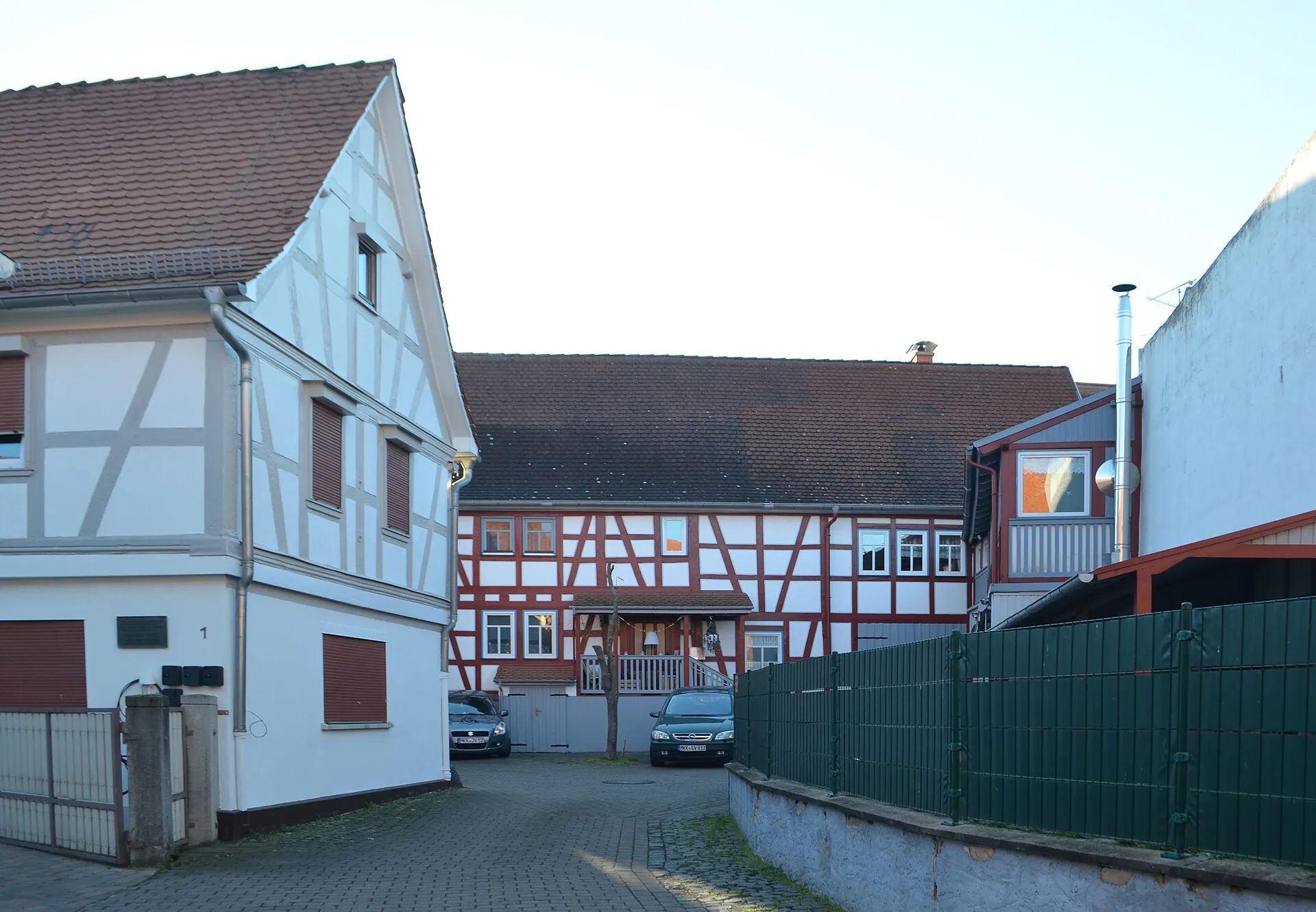 Hofeinfahrt am Geibelseck 3 in Maintal-Wachenbuchen