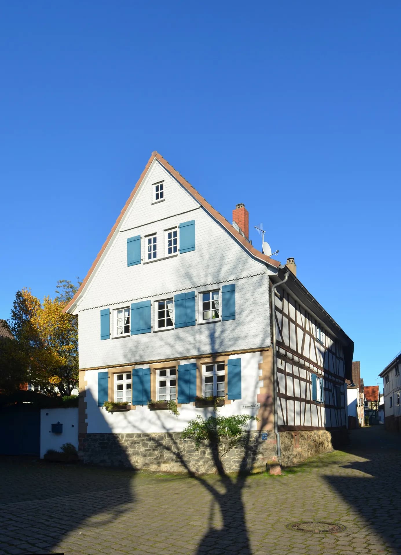 Verschiefertes Wohnhaus mit blauen Fensterläden Herrnstraße 1 in Maintal-Wachenbuchen