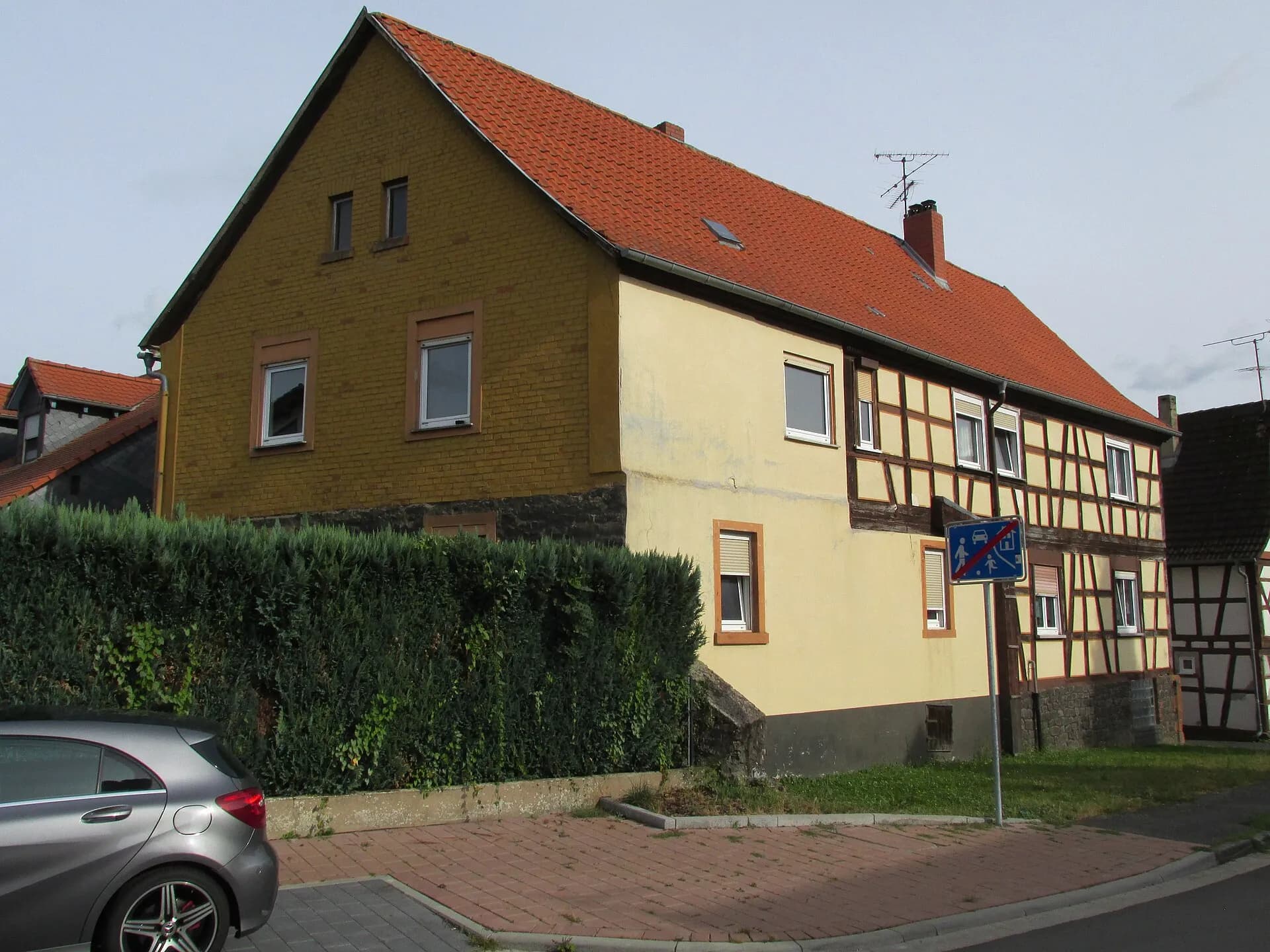 Backsteingiebel und Fachwerkseite des Hauses Herrnstraße 17 in Maintal-Wachenbuchen