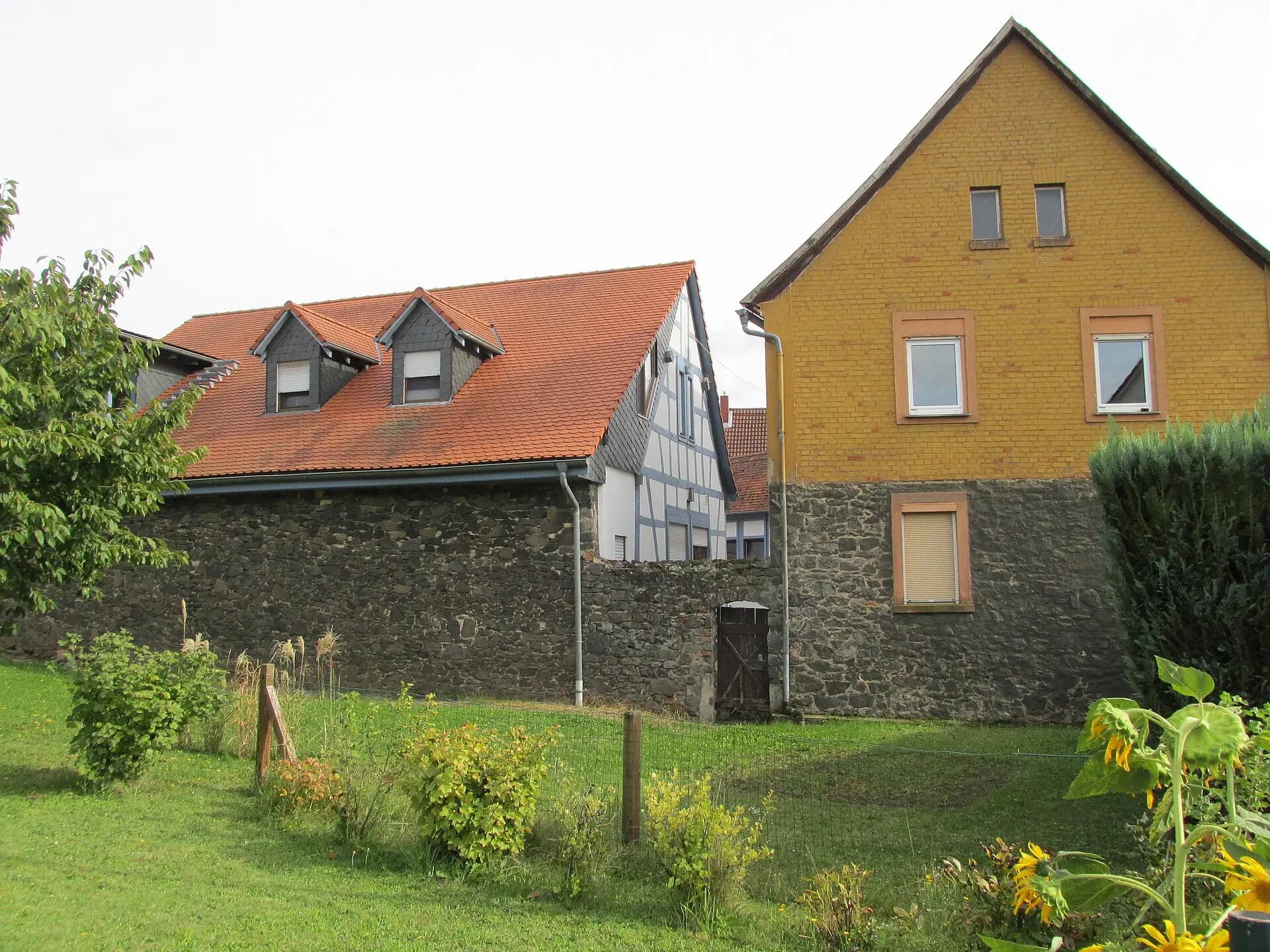 Gärten hinter der Bruchsteinmauer an der Herrnstraße 19 in Maintal-Wachenbuchen
