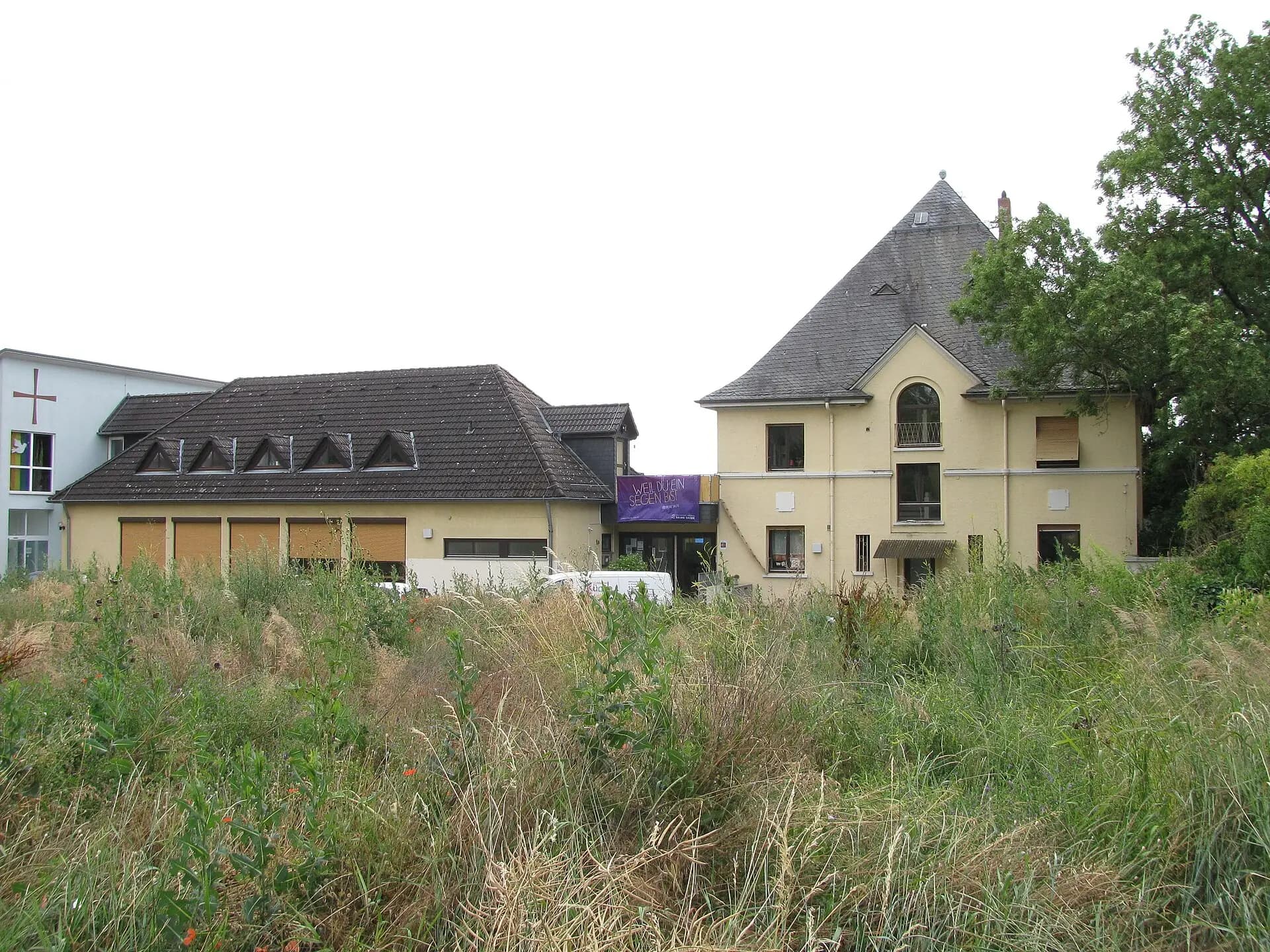 Gemeindezentrum hinter einer Wiese an der Kilianstädter Straße 1a in Maintal-Wachenbuchen