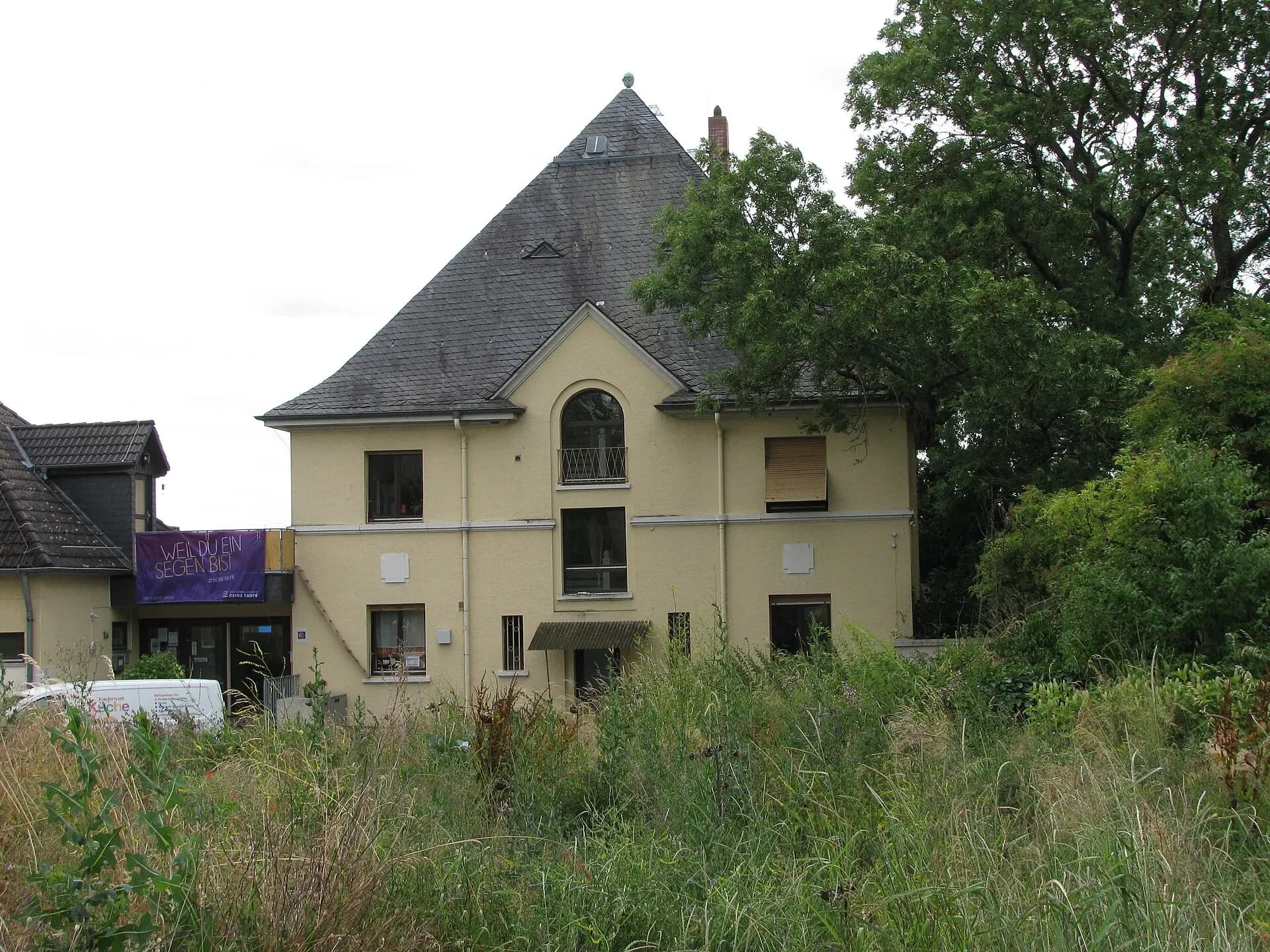 Gemeindehaus mit Schieferwalmdach an der Kilianstädter Straße 1a in Maintal-Wachenbuchen