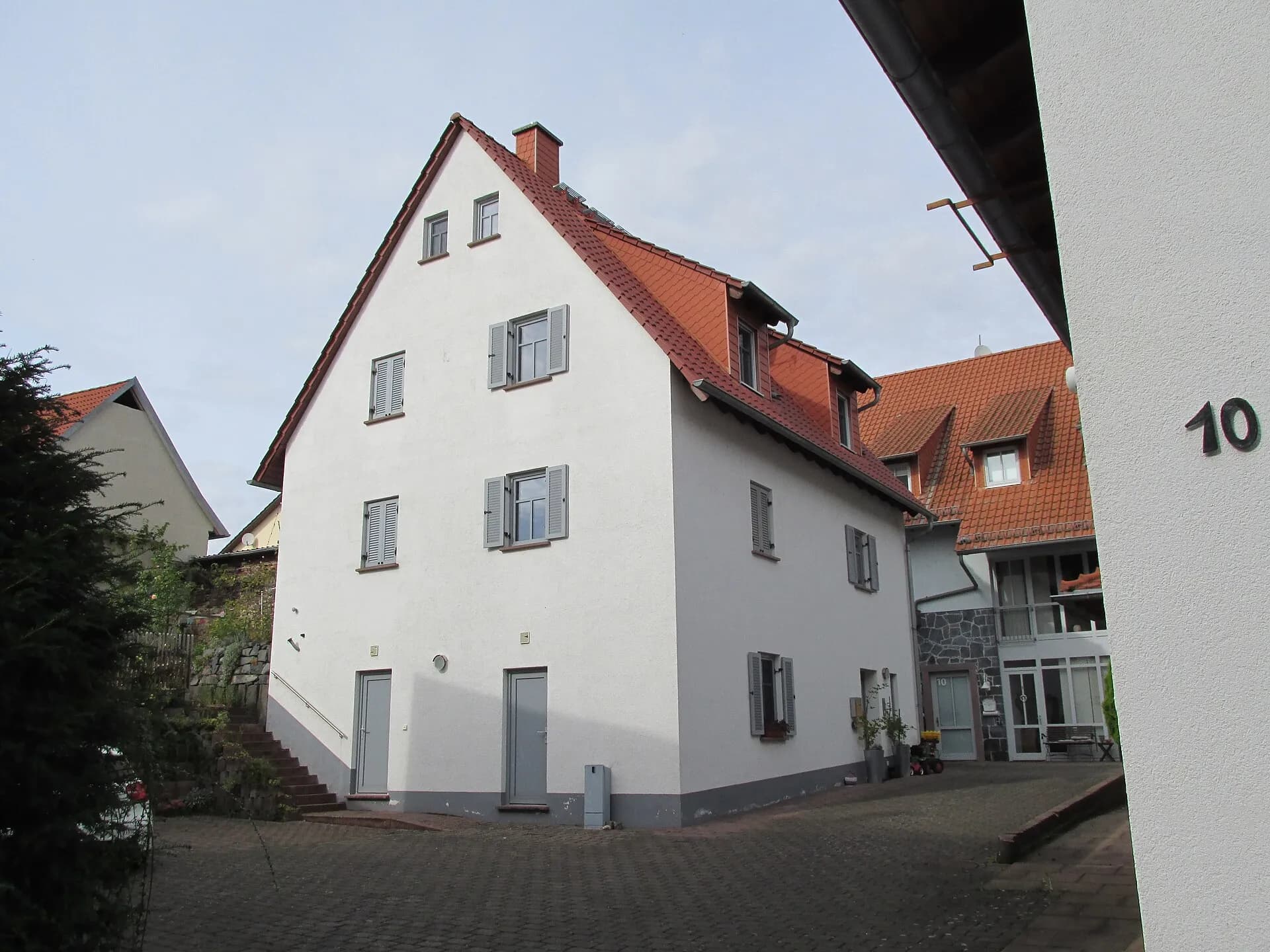 Gassenseite des sanierten Wohnhauses Kirchhofstraße 10 in Maintal-Wachenbuchen