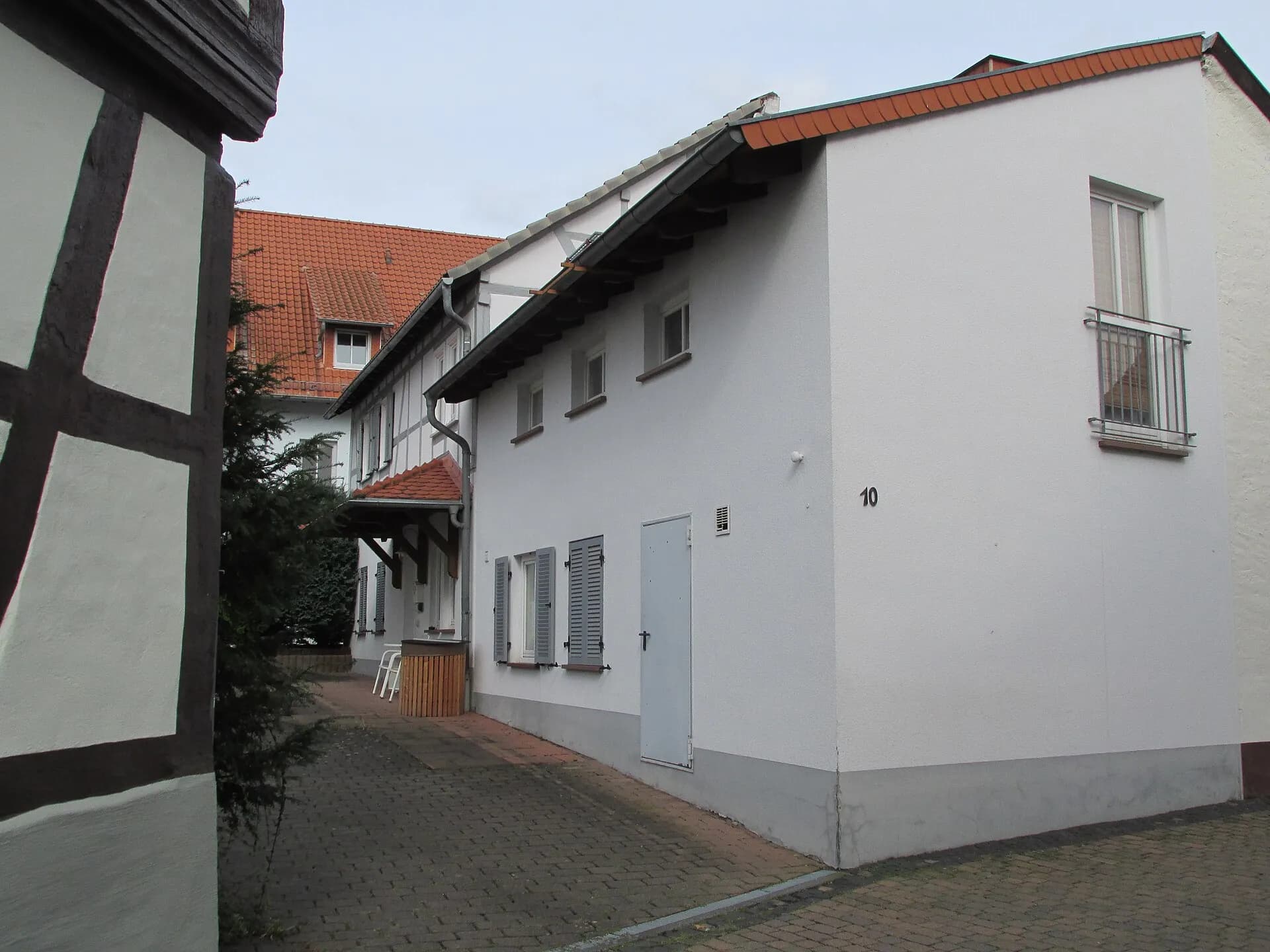 Hofseite des Wohnhauses Kirchhofstraße 10 in Maintal-Wachenbuchen