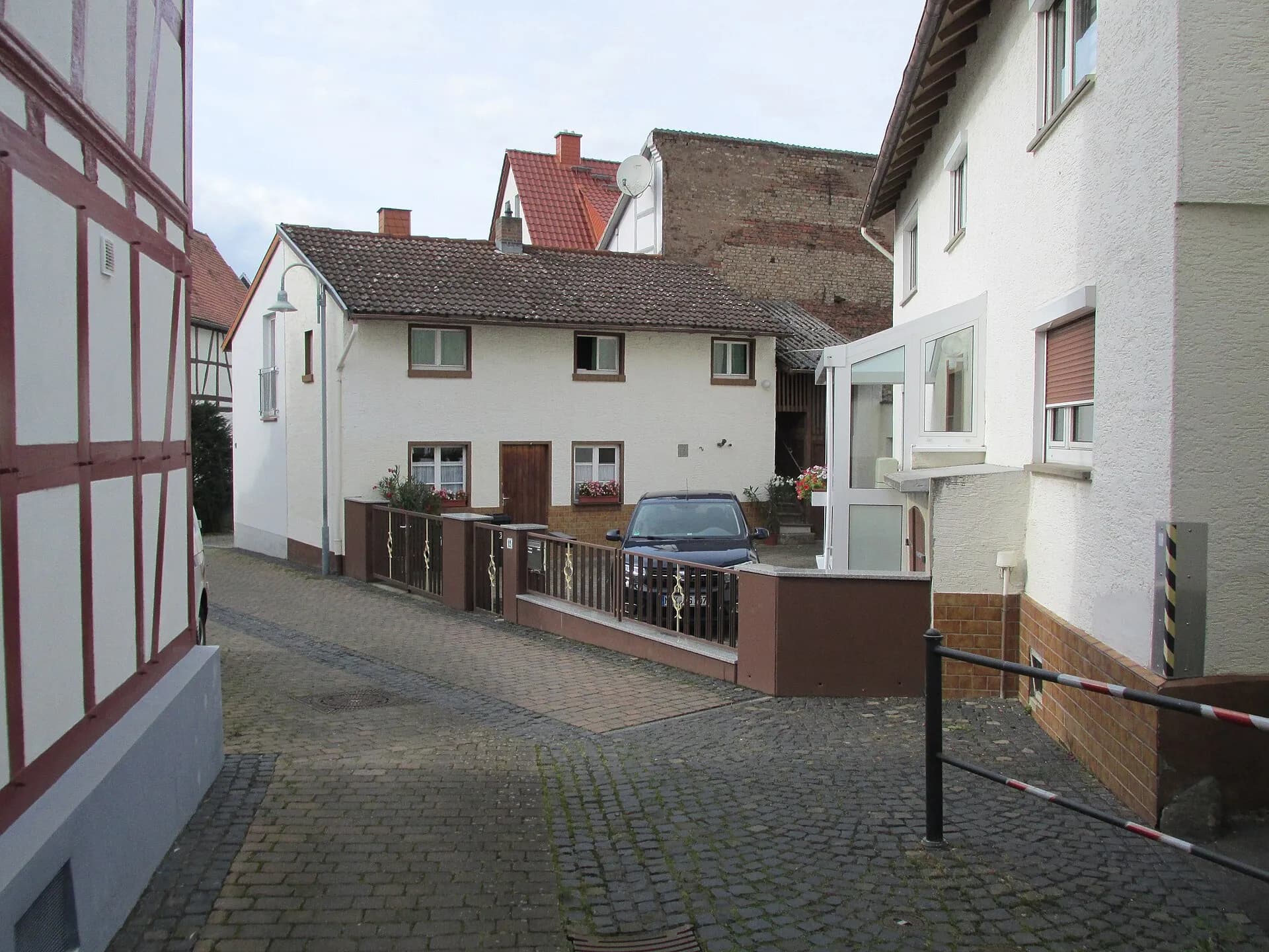 Gepflasterte Gasse an der Kirchhofstraße in Maintal-Wachenbuchen