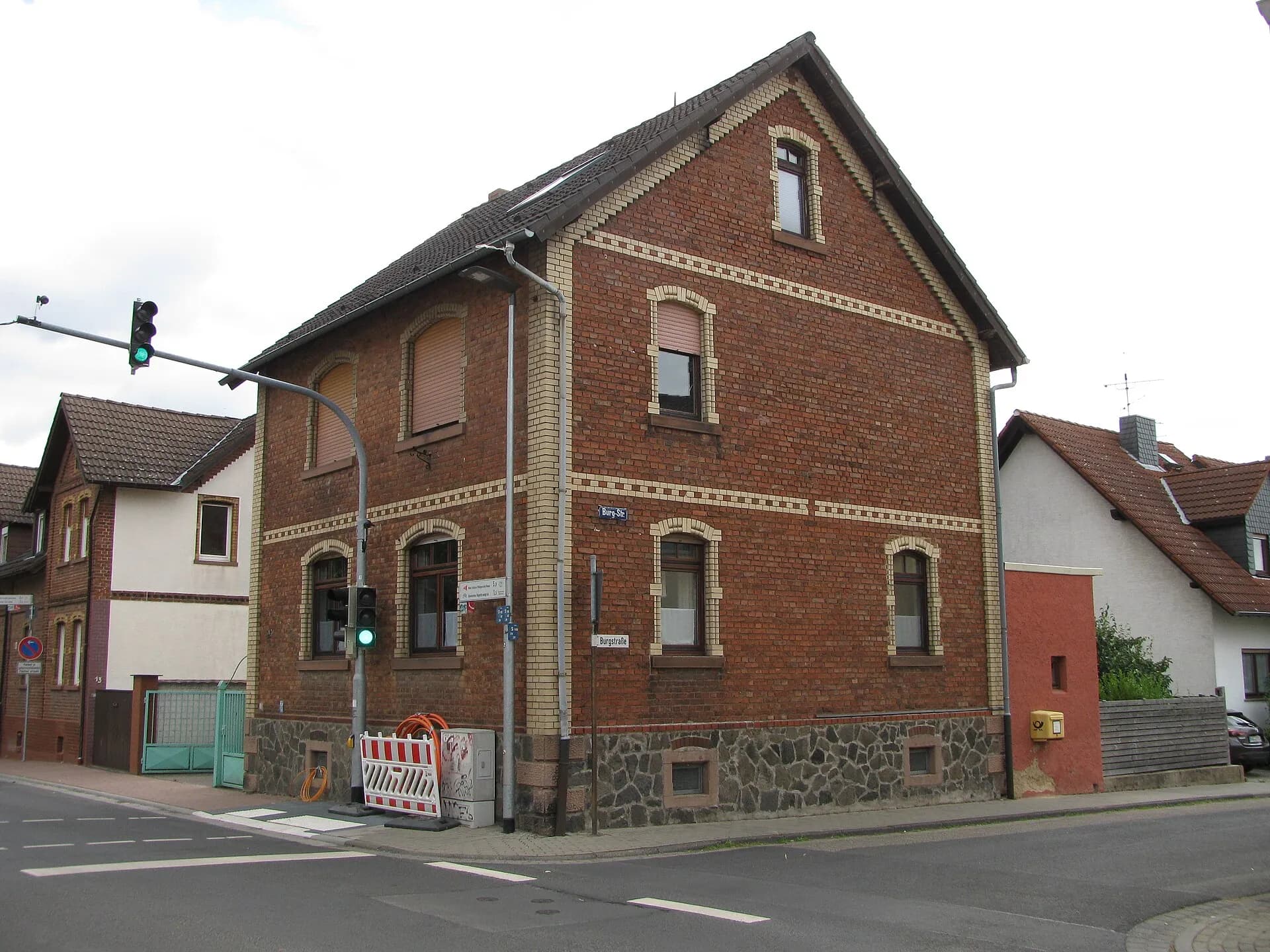 Backsteingiebel des Hauses Mittelbucher Straße 11 in Maintal-Wachenbuchen
