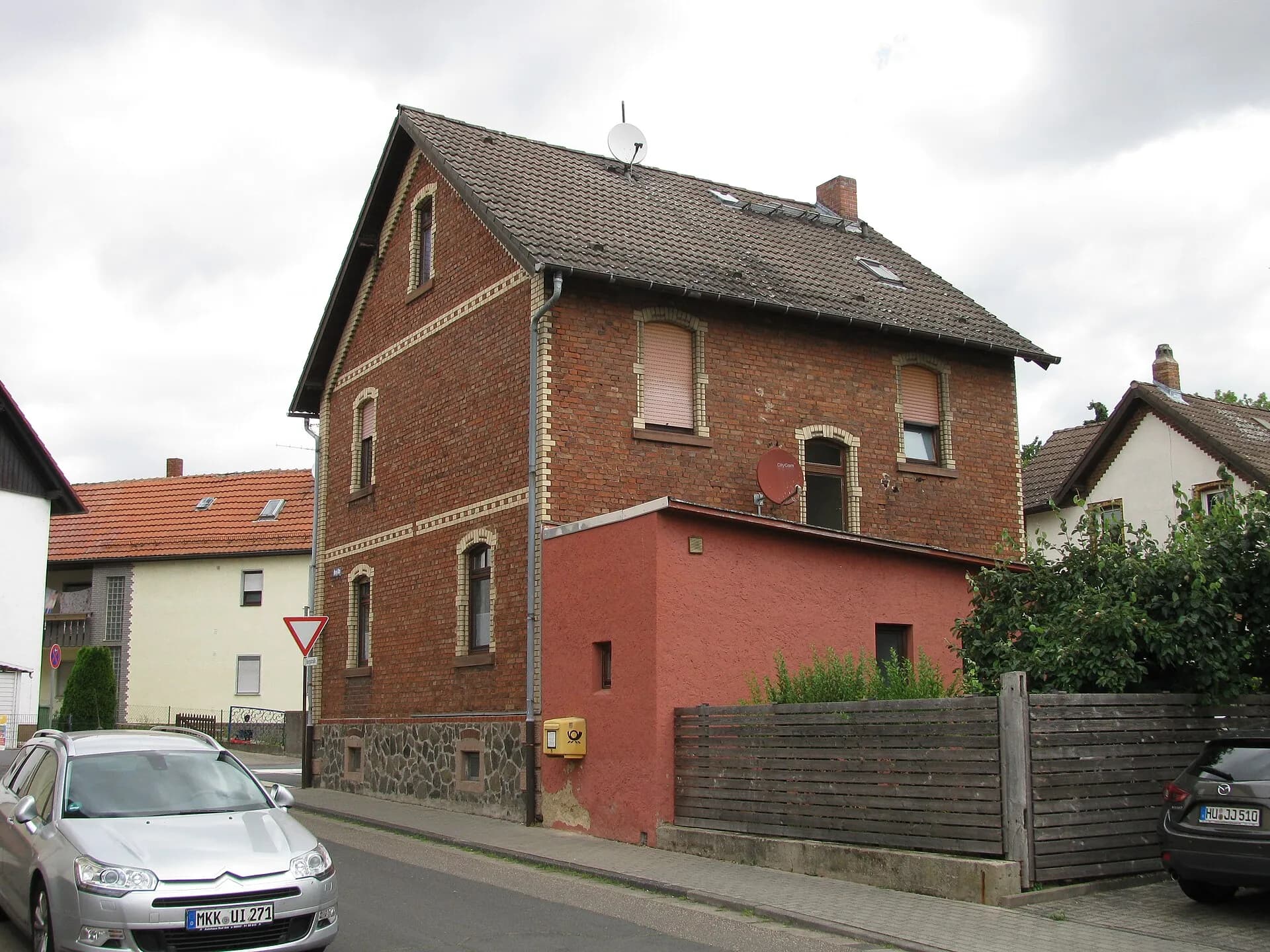 Hofseite des Backsteinhauses Mittelbucher Straße 11 in Maintal-Wachenbuchen