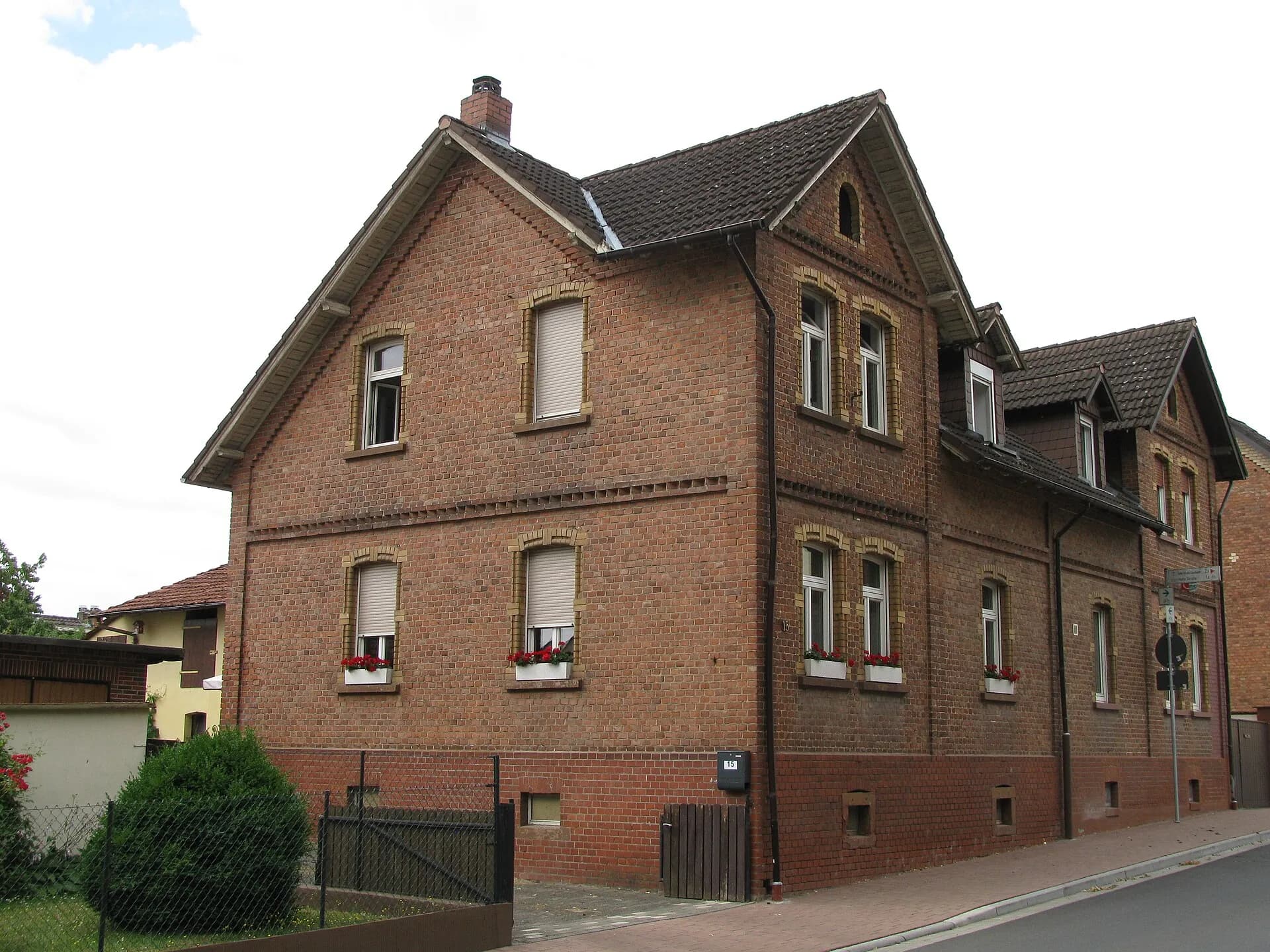 Backsteinhaus mit Blumenkästen Mittelbucher Straße 15 in Maintal-Wachenbuchen