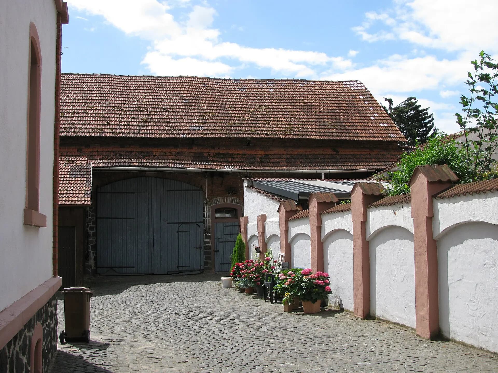 Hof mit Scheune und Bogenmauer an der Schulstraße 14 in Maintal-Wachenbuchen