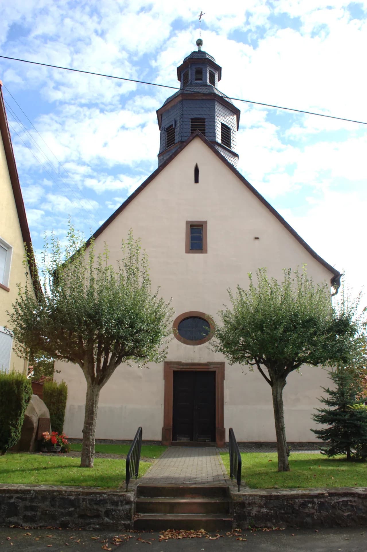 Eingang der Kirche im Stadtteil Waldensberg in Wächtersbach