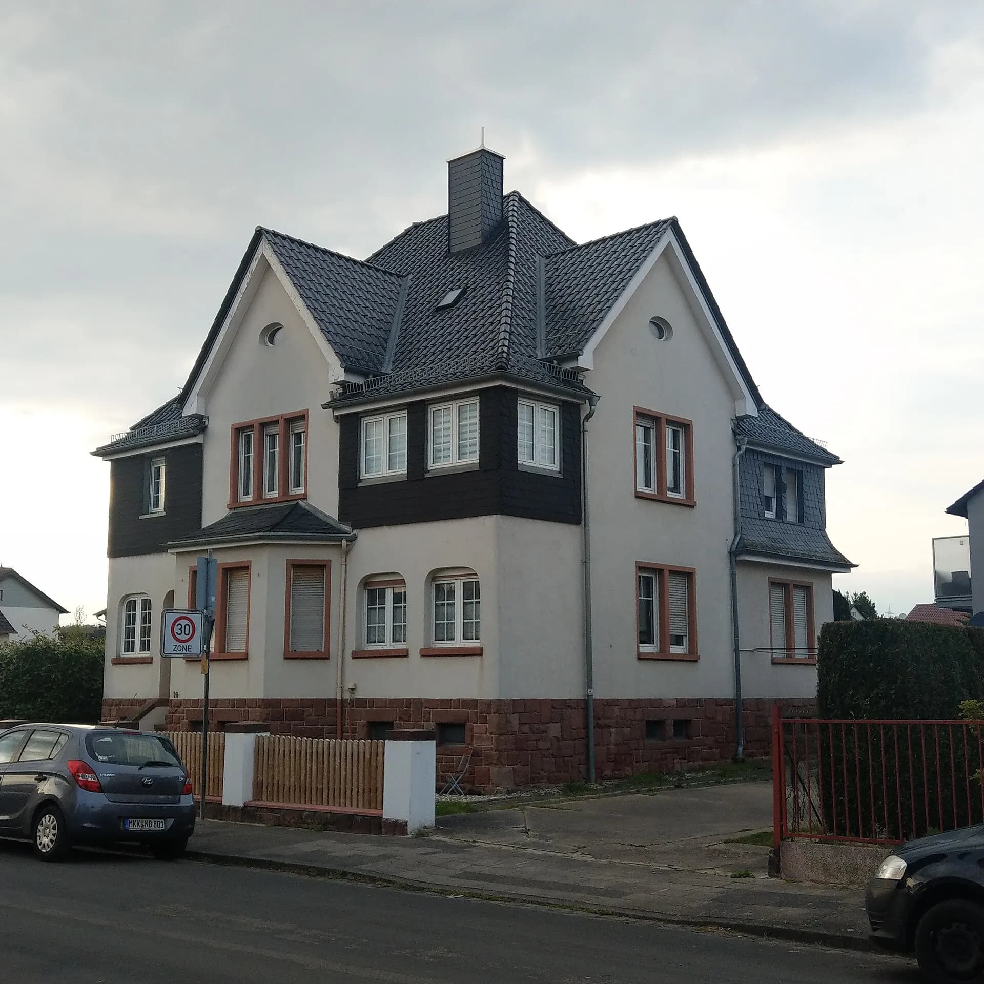 Villa mit verschiefertem Erker in der Waldstraße 16 in Maintal