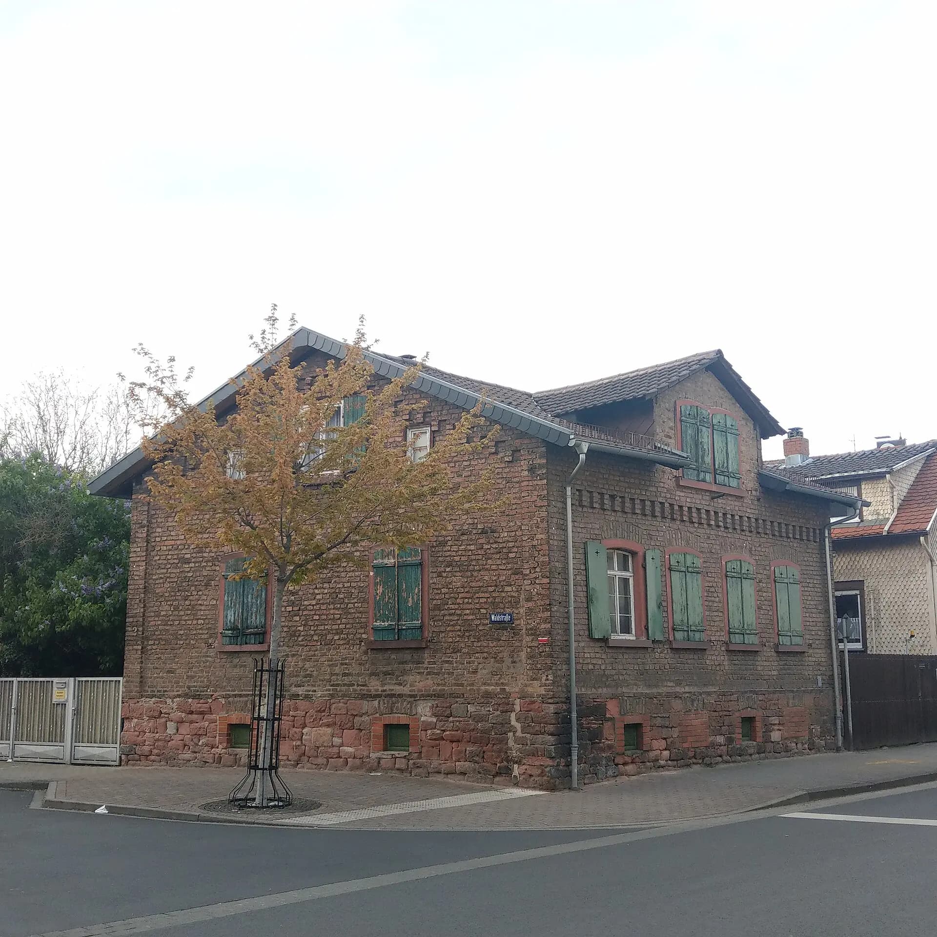 Backsteinhaus mit grünen Klappläden Waldstraße 2 in Maintal