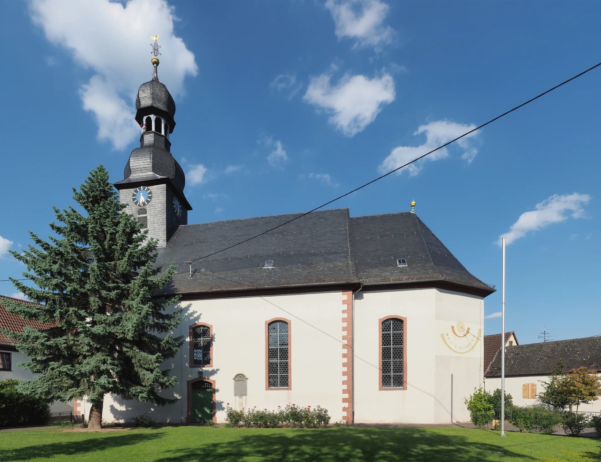 Evangelische Kirche von Süden in Hofheim-Wallau