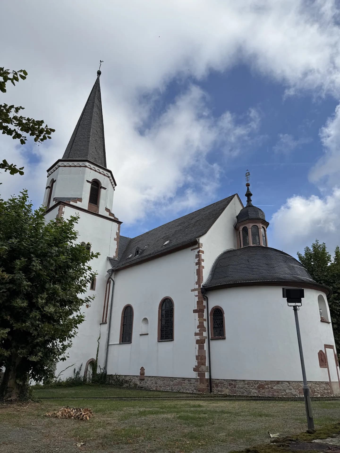 Wallfahrtskirche mit Apsis und Turm in Dieburg