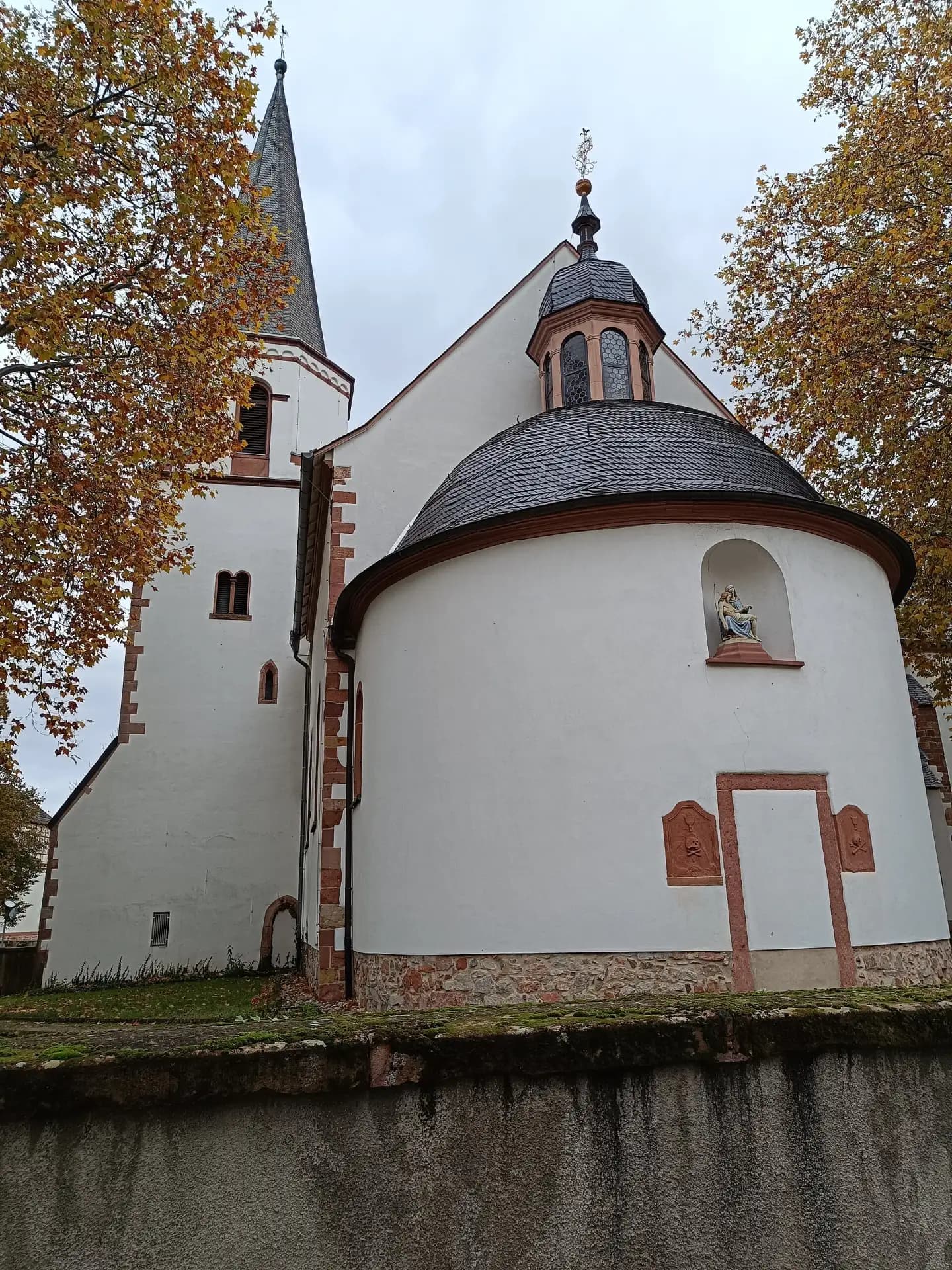 Runde Apsis der Wallfahrtskirche in Dieburg