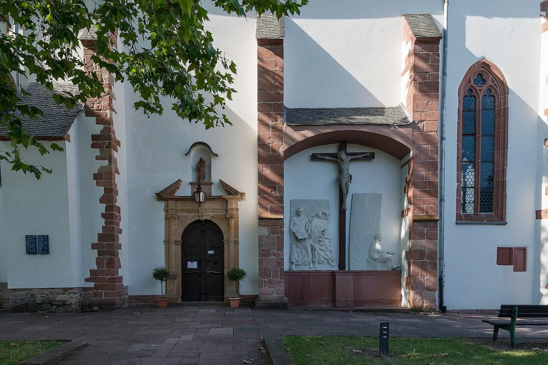 Haupteingang der Wallfahrtskirche in Dieburg