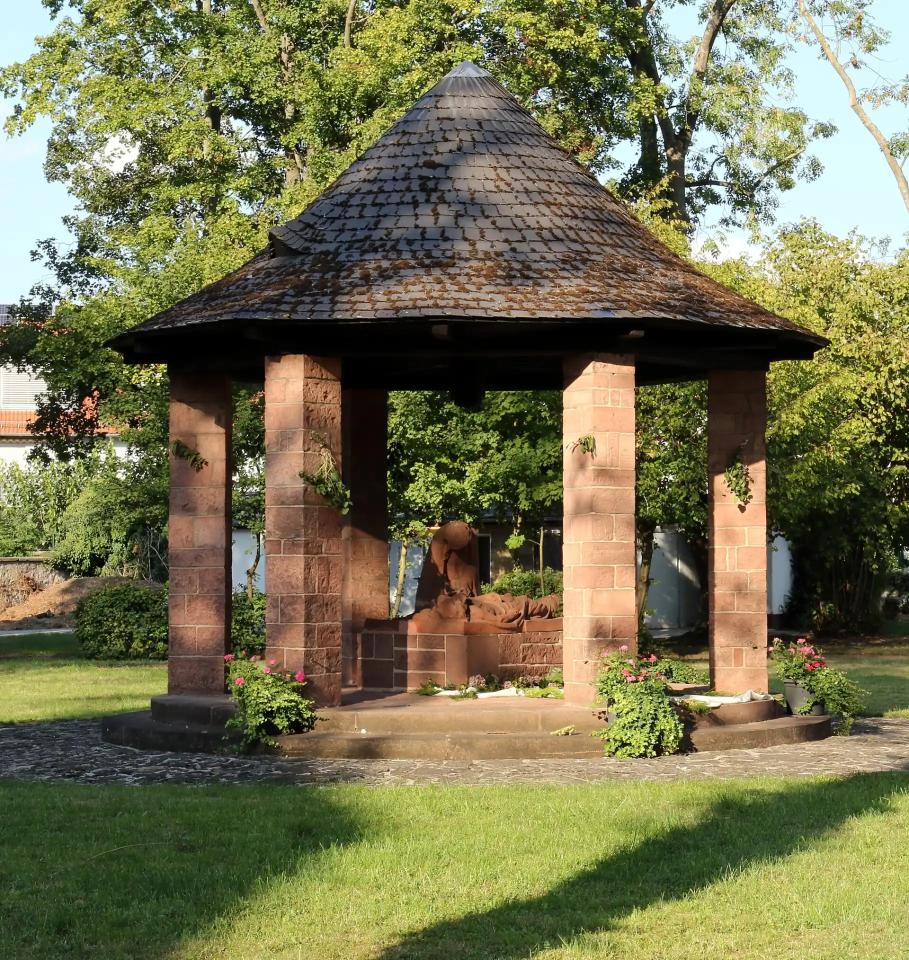 Sandsteinpavillon an der Wallfahrtskirche in Dieburg