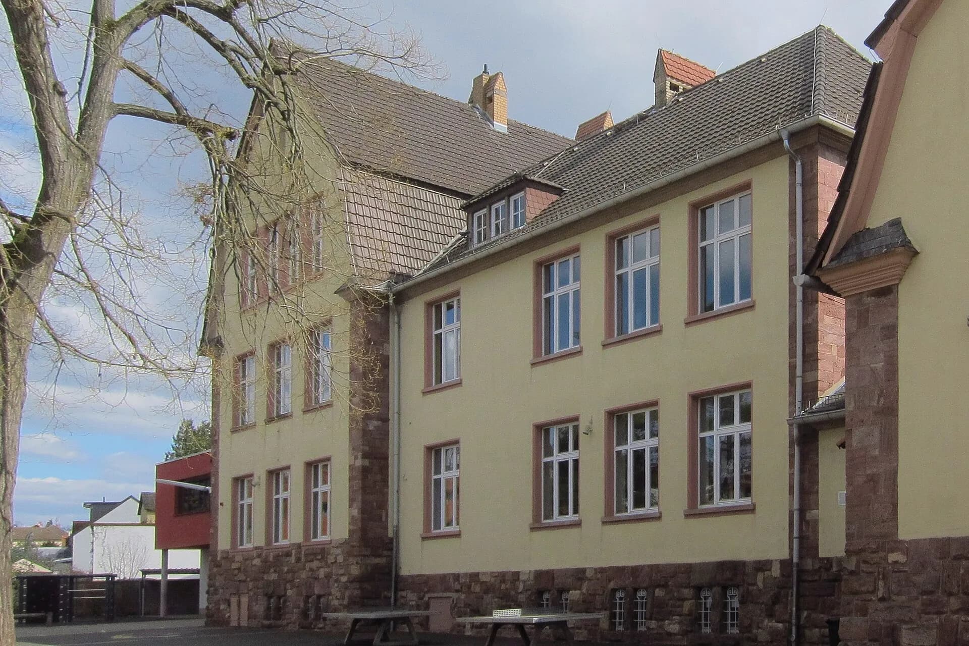 Altbau der Wallschule in Langen vom Hof