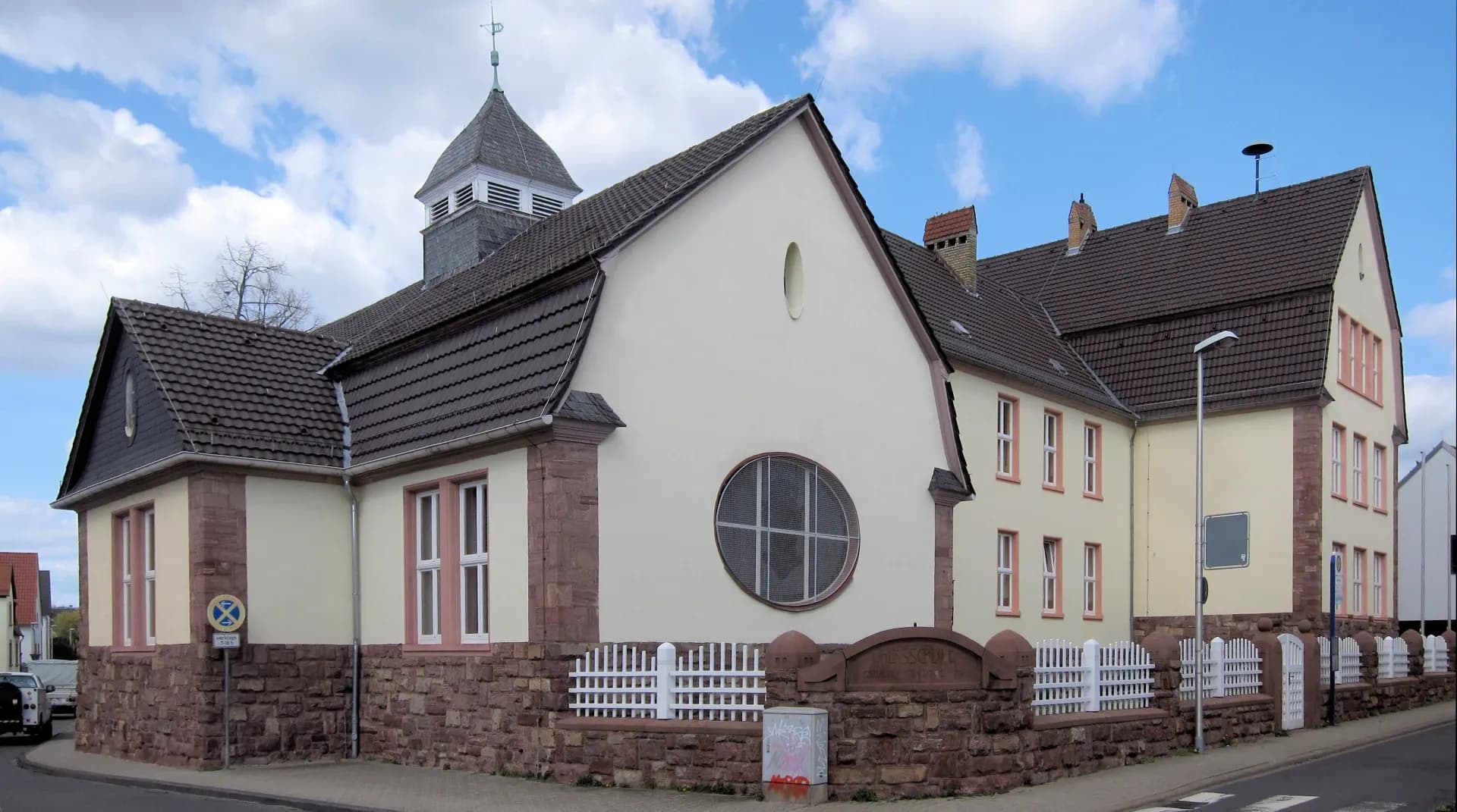 Altbau der Wallschule in Langen