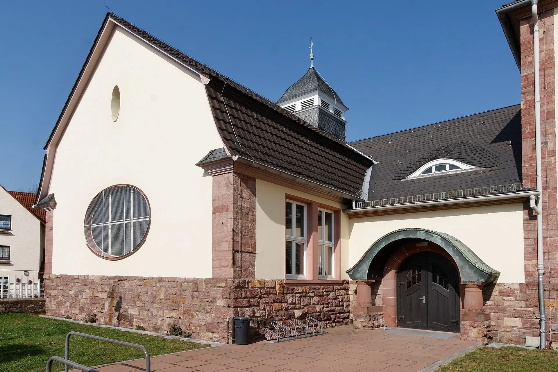 Eingang der Wallschule an der Wallstraße in Langen