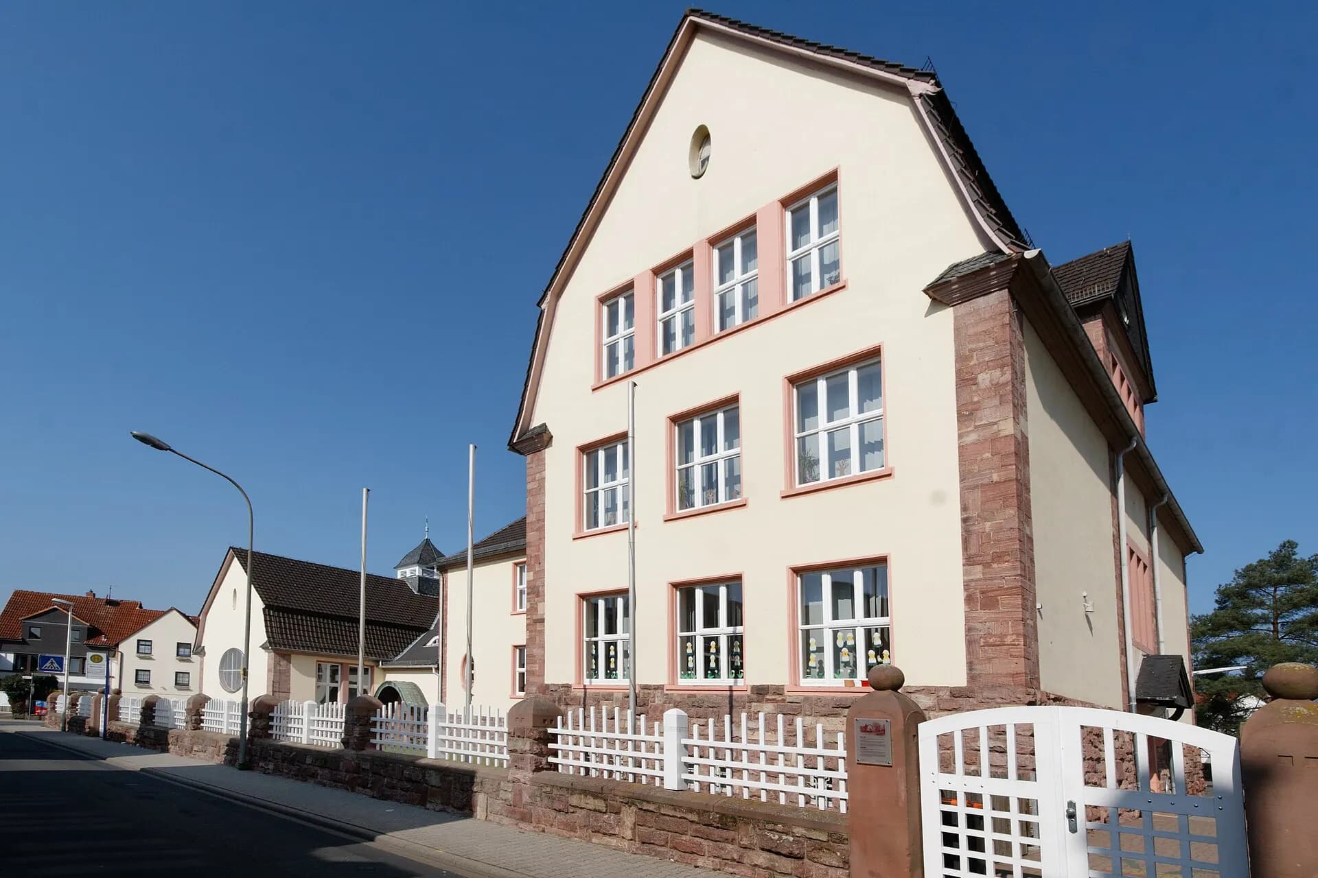Wallschule in Langen von der Wallstraße