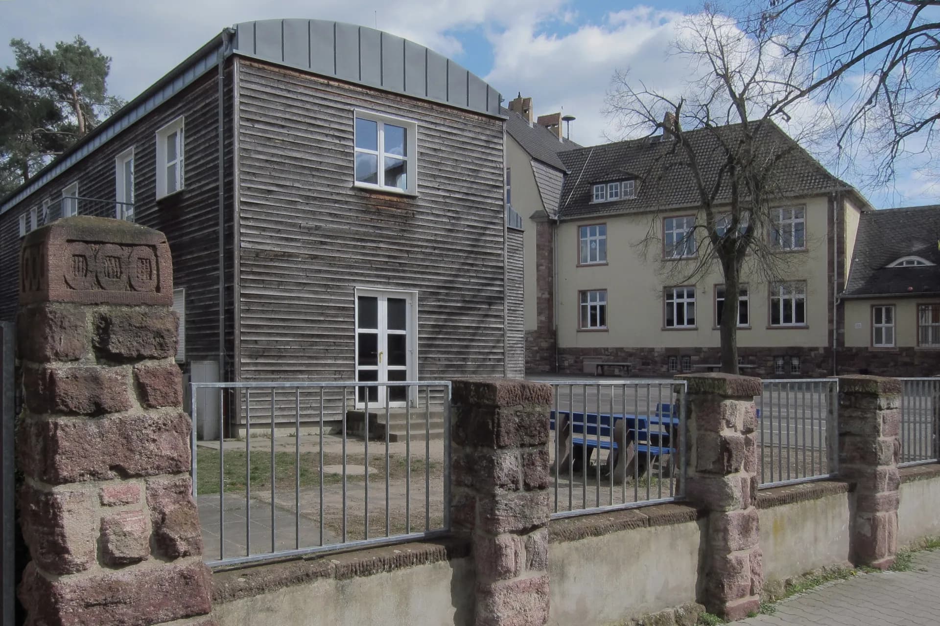 Torpfosten am Gelände der Wallschule in Langen