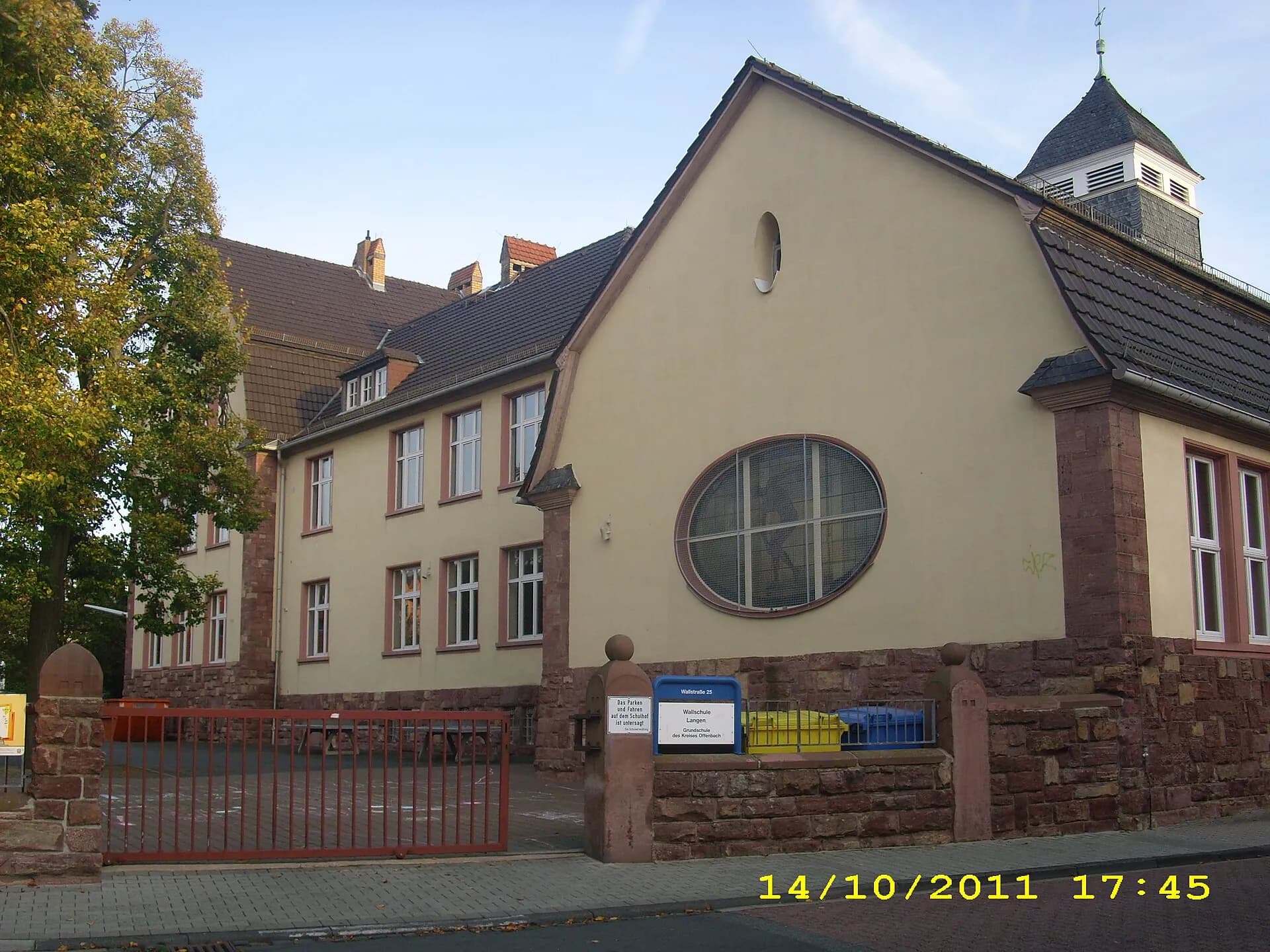 Vorderfront der Wallschule in Langen