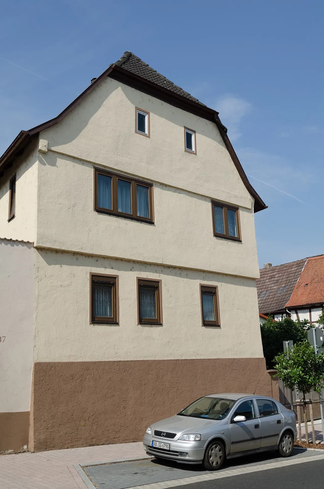 Walmdachhaus an der Hauptstraße in Stockstadt am Main