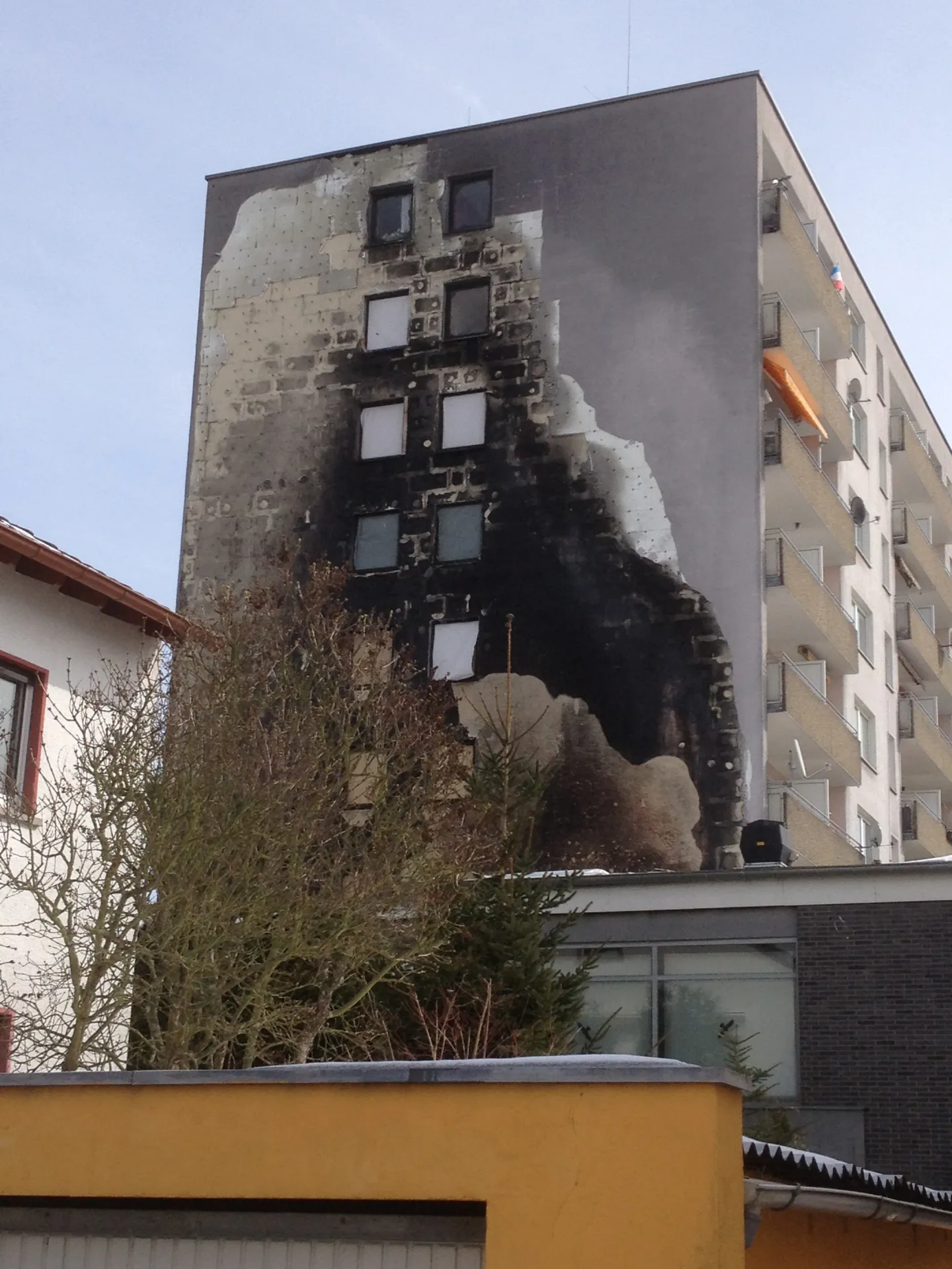 Wandbild an einem Wohnhochhaus in Steinbach (Taunus)