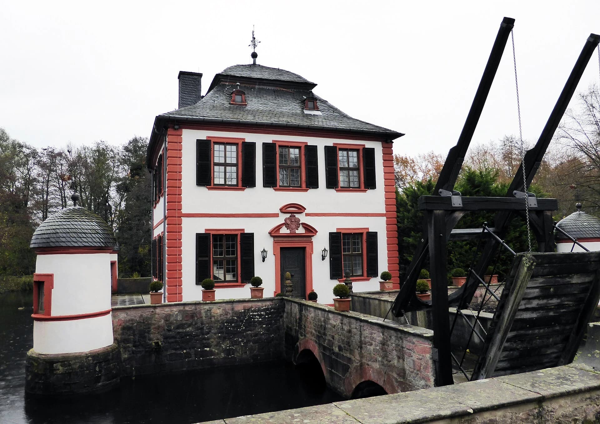 Wasserburg Seligenstadt mit Zugbrücke