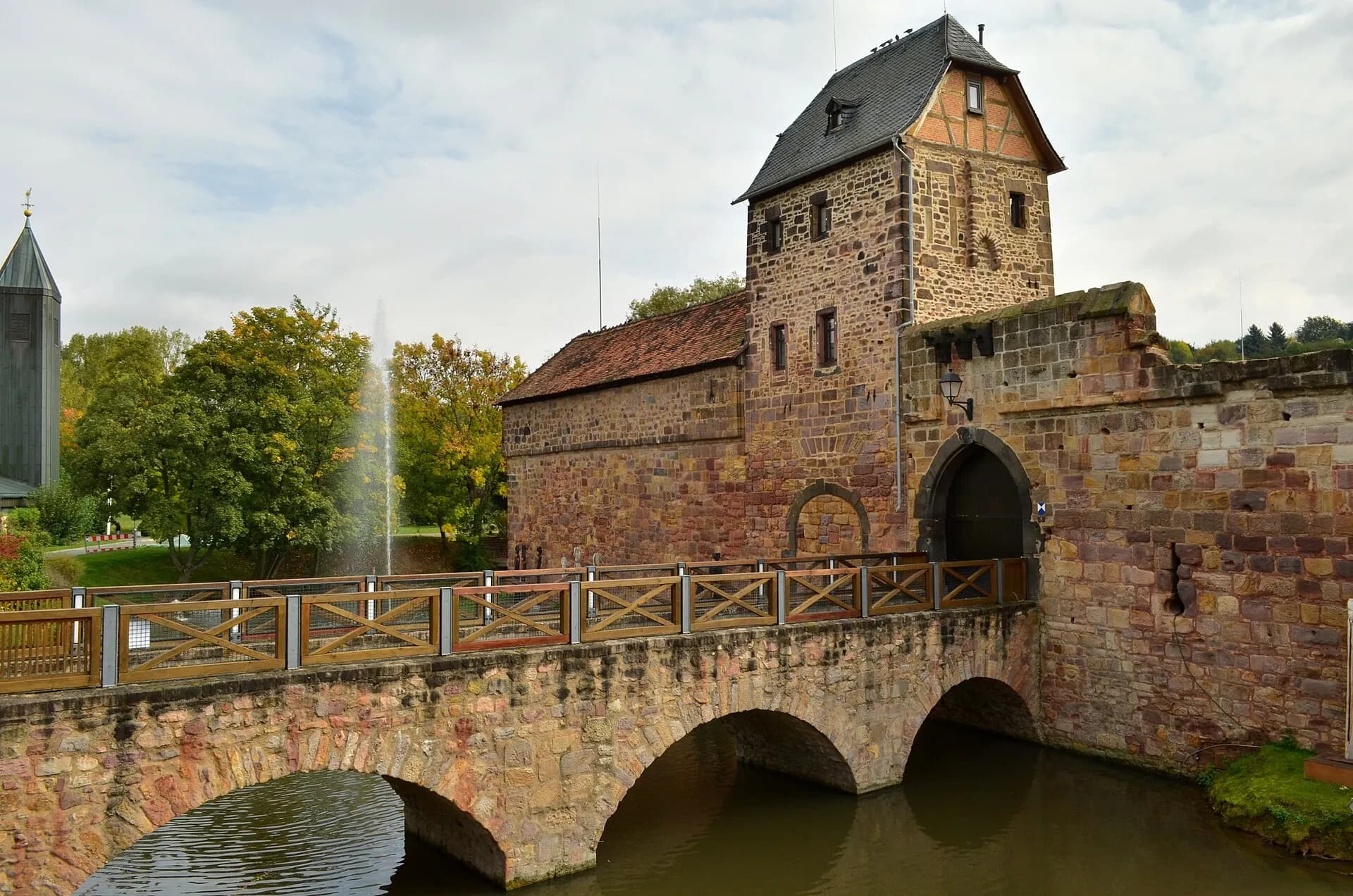 Wasserburg Bad Vilbel mit Brücke und Fontäne