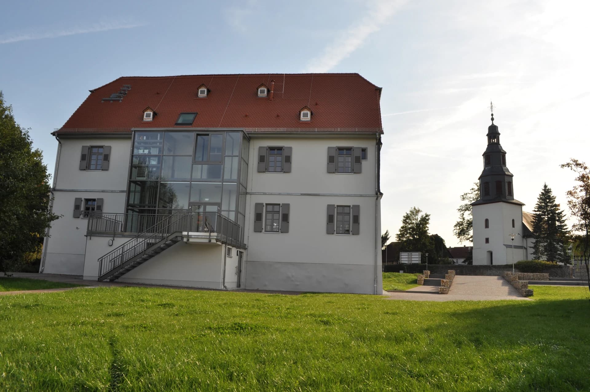 Wasserburg und Burgkirche in Nieder-Rosbach, Rosbach vor der Höhe
