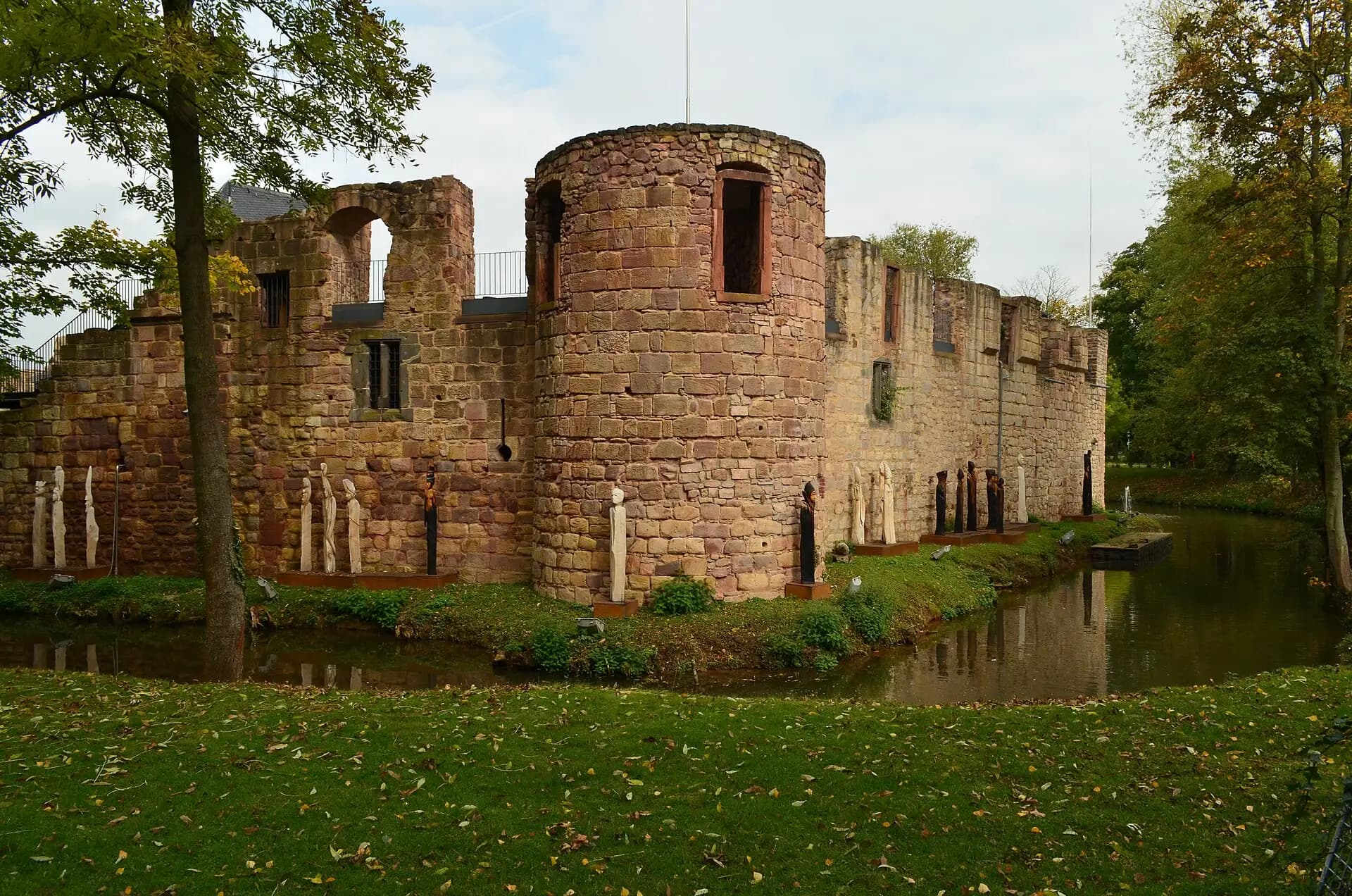 Ringmauer und Wassergraben der Wasserburg Bad Vilbel