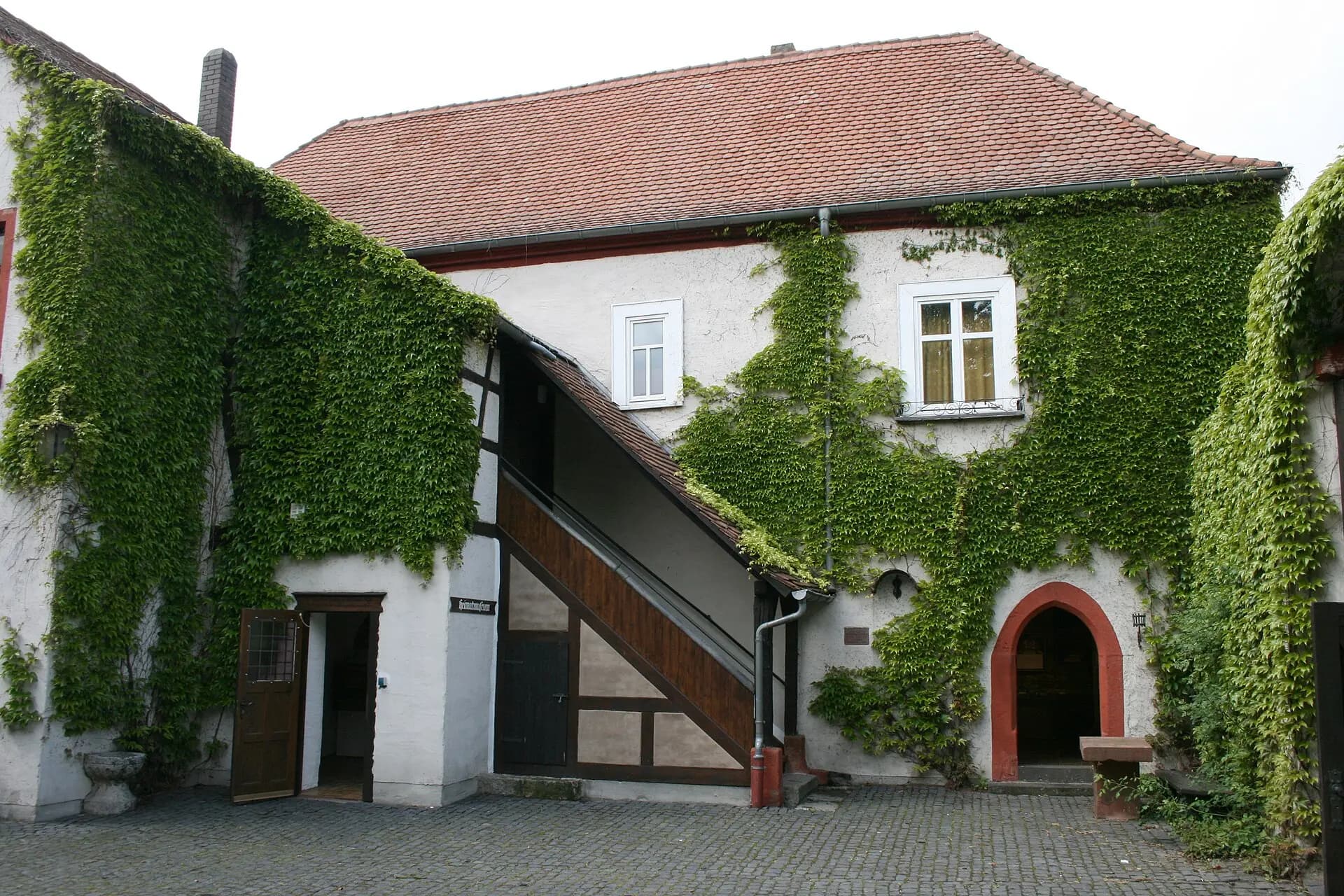 Innenhof der Wasserburg im Ortsteil Rückingen in Erlensee