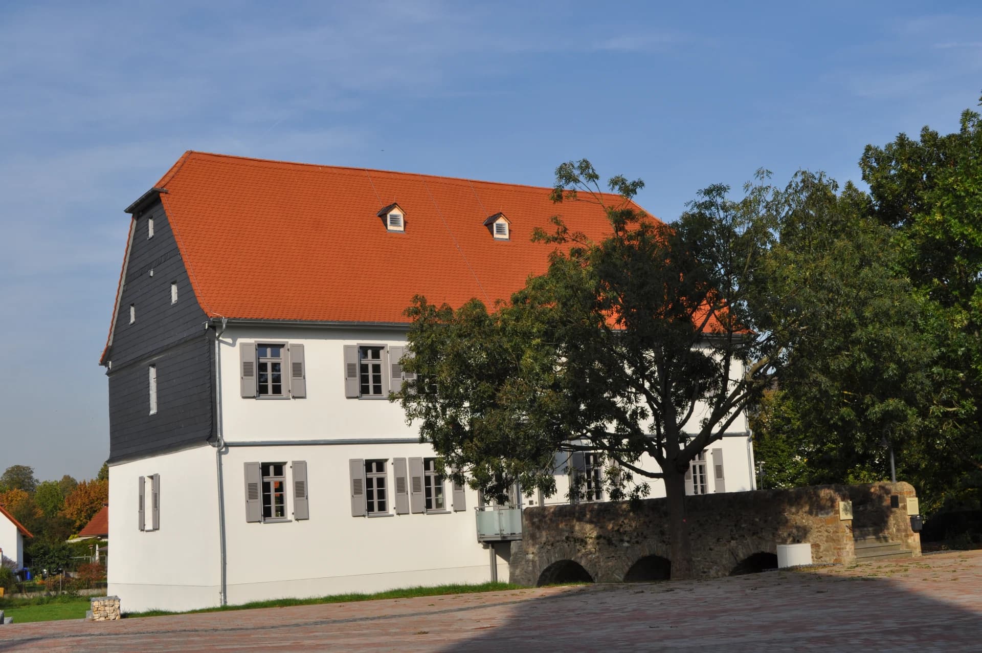 Wasserburg vom Vorplatz aus in Nieder-Rosbach, Rosbach vor der Höhe