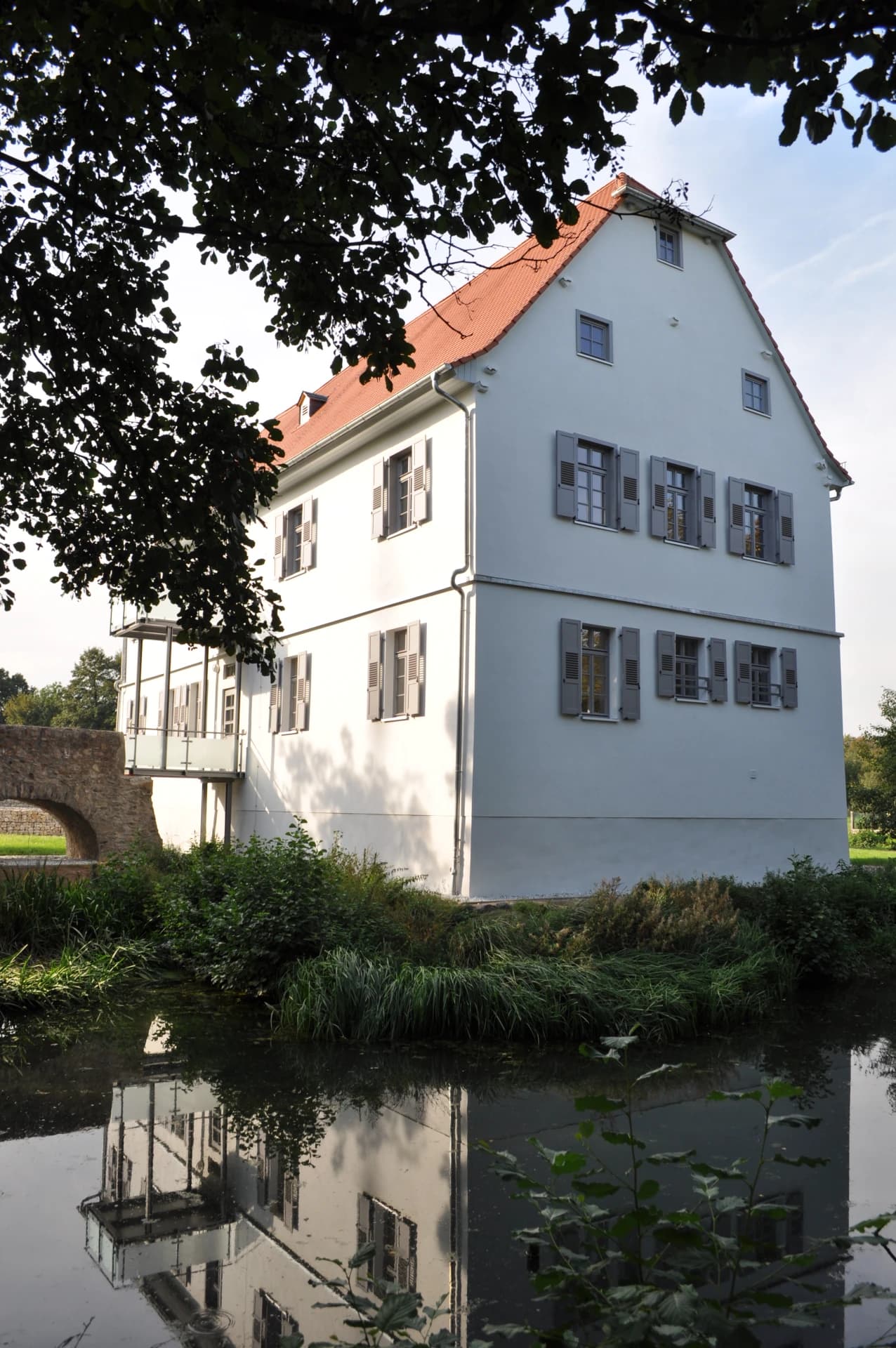 Wasserseite der Wasserburg in Nieder-Rosbach, Rosbach vor der Höhe