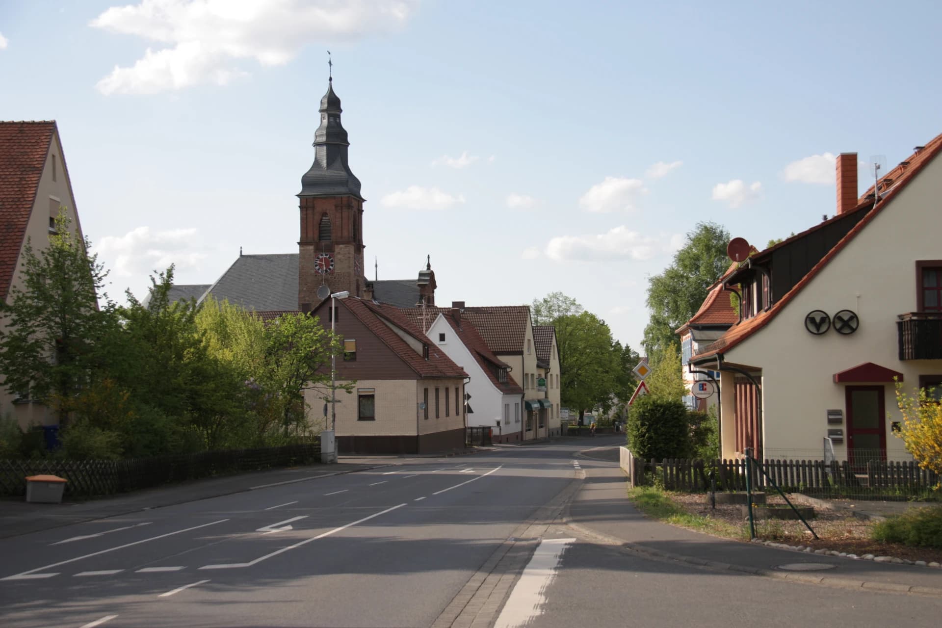 Bezirksstraße mit Kirchturm in Alzenau-Wasserlos