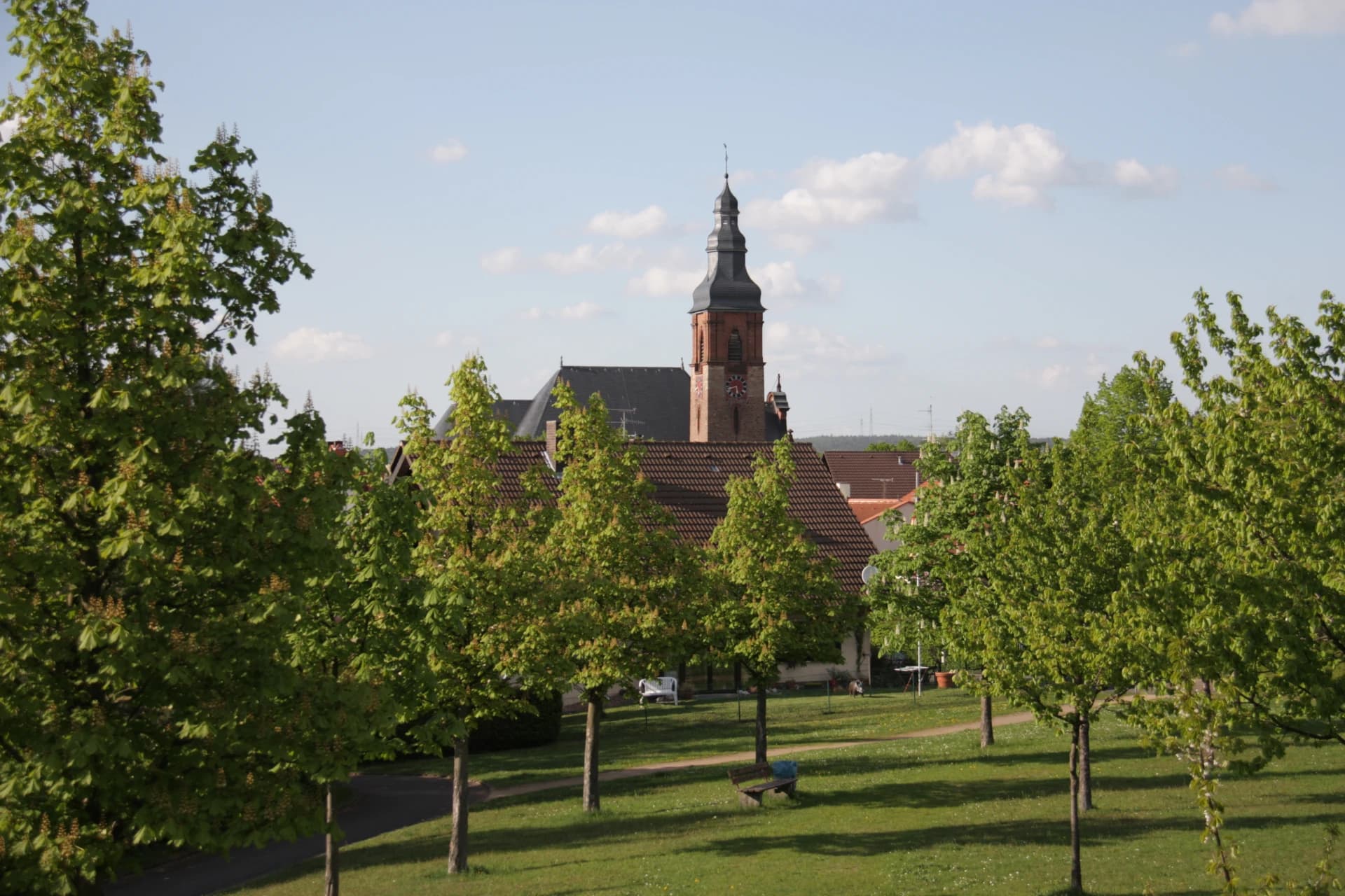 Kirche und Schlosspark in Alzenau-Wasserlos
